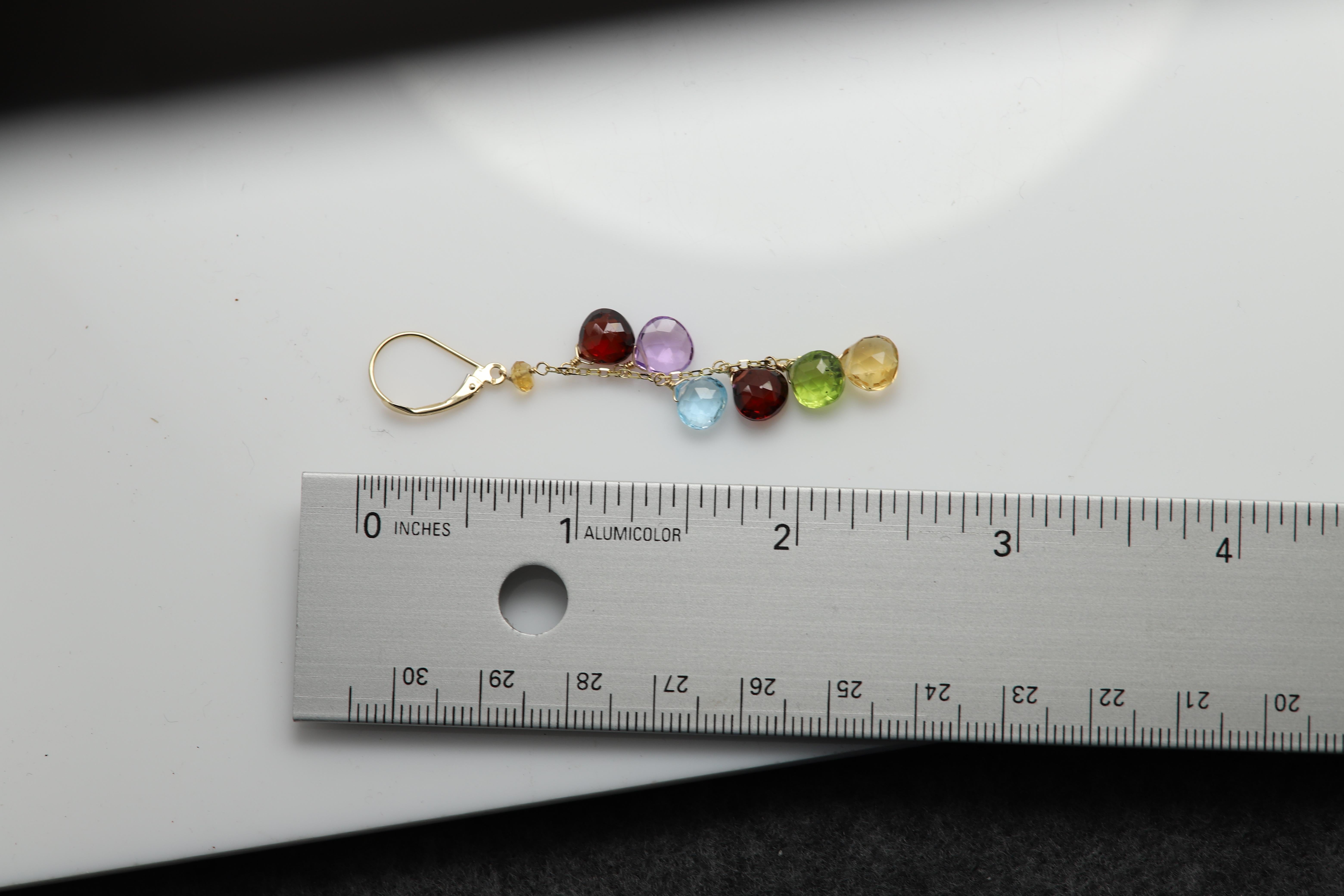 Nuevos Pendientes Colgantes Elegantes y Brillantes para Mujer y Niña.
Aprox. 5 cm de largo 
La cerradura es de oro macizo de 14 quilates, el resto del alambre es de metal 