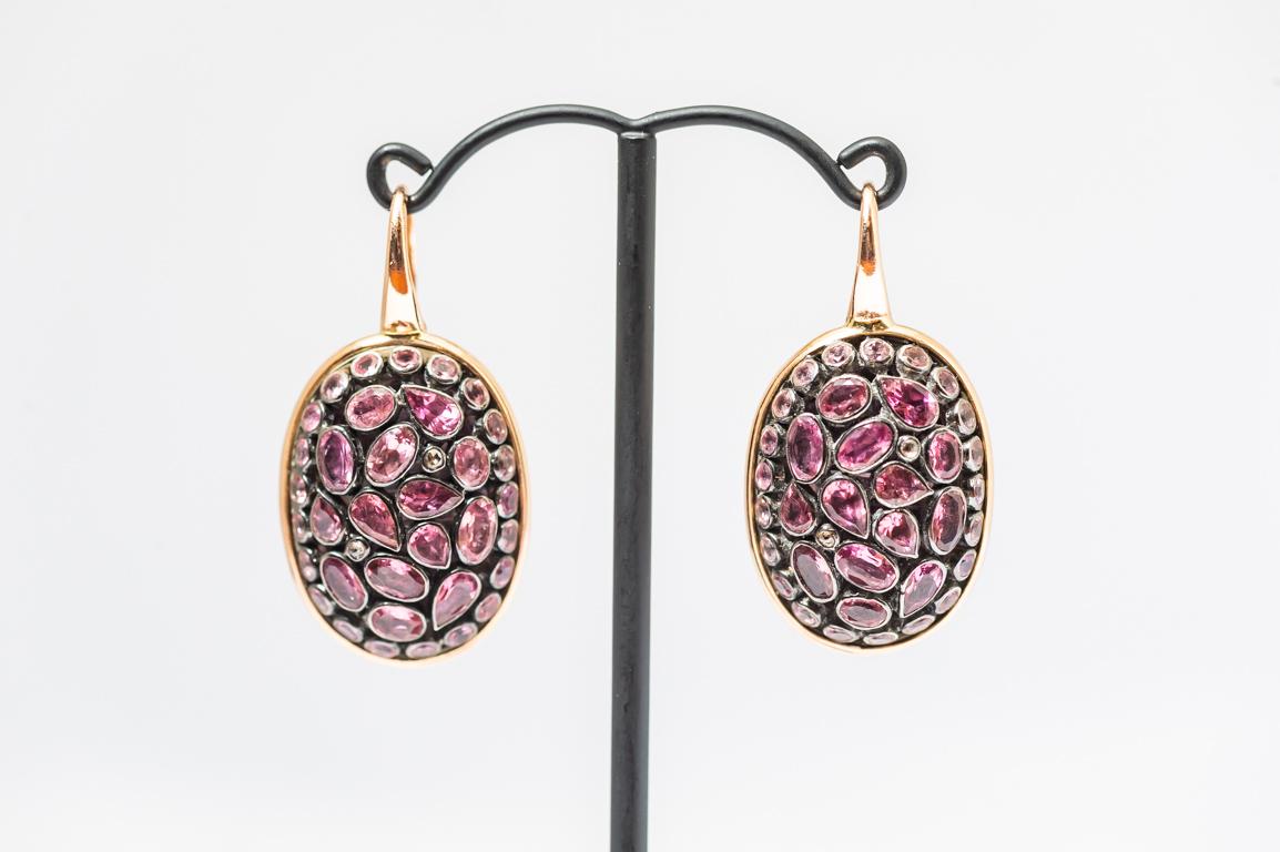 Découvrez ces magnifiques boucles d'oreilles pendantes en or et tourmaline rose Junagarh sur une base en argent. Ces boucles d'oreilles sont d'une simplicité élégante et offrent un confort absolu grâce à leur légèreté.

La pierre centrale est une