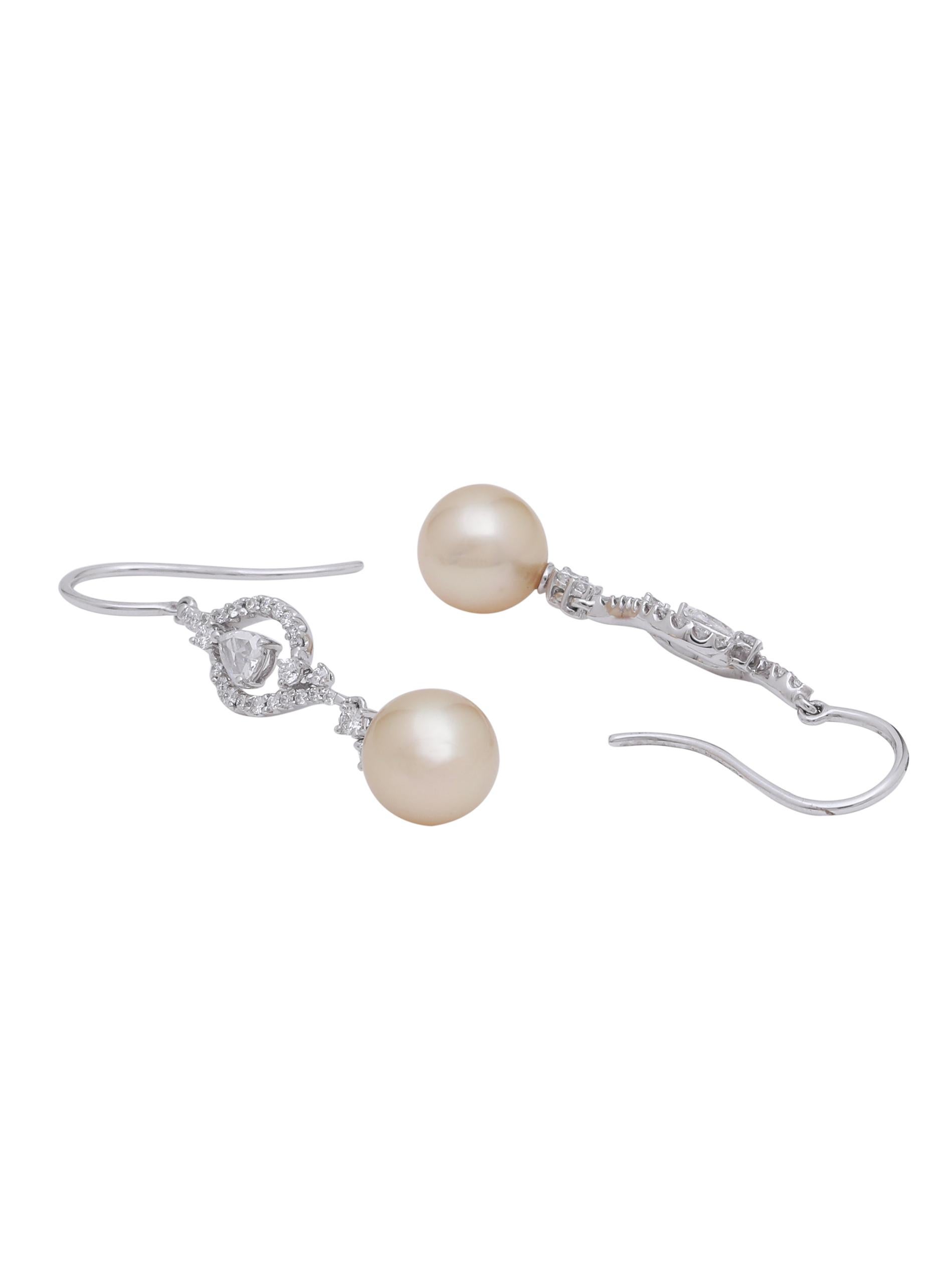 Easy to wear light weight classic dangling diamond and pearl earrings. The earring has Round diamonds and a pair of pear shape diamonds in the centre with a pair of round south sea pearls hanging at the bottom.
The elegance and simplicity of the