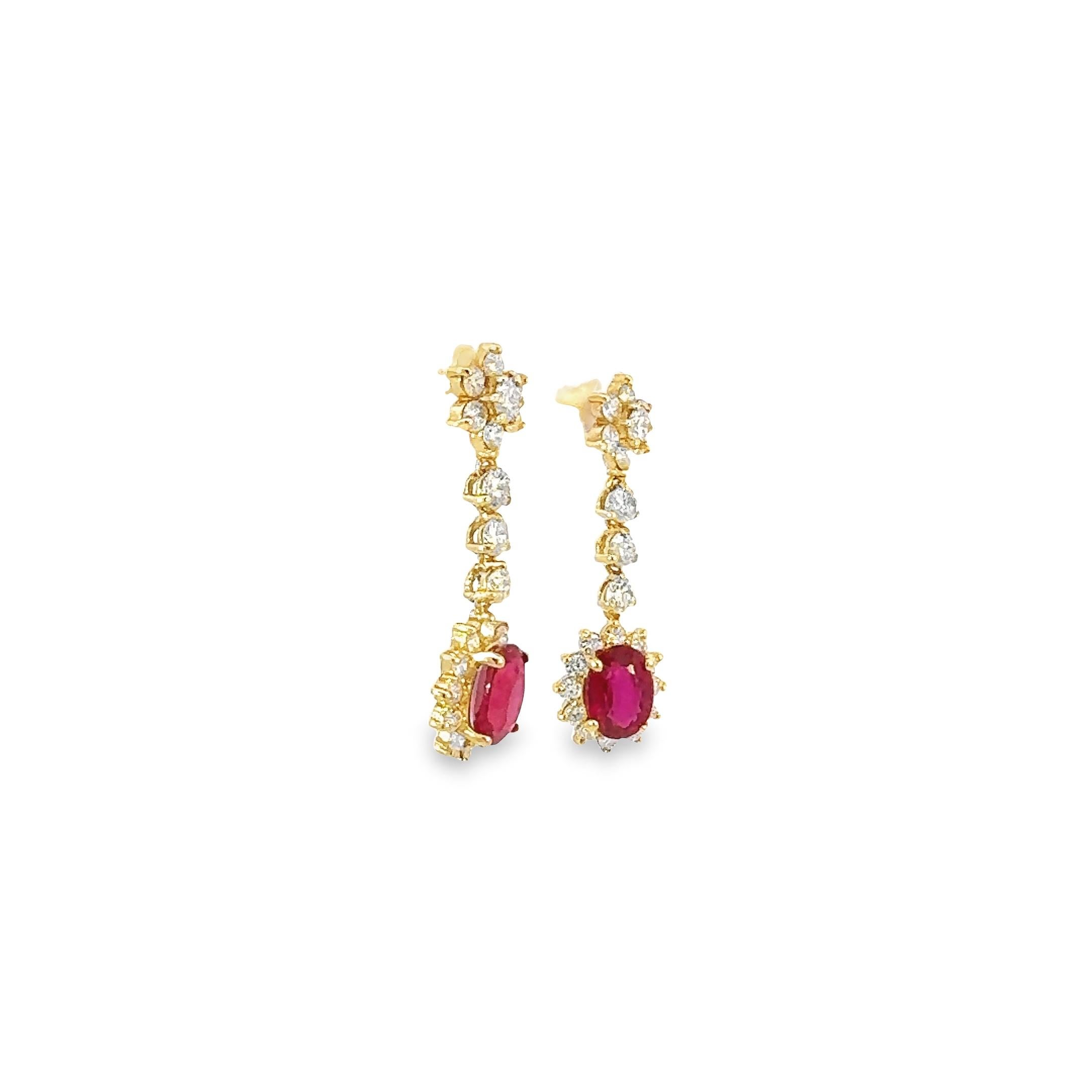 Articolo #8174

GGA - Gemassure Gemological Appraisals Certificate 
Orecchini pendenti da donna in 14K con diamanti da 2,40 carati e rubino E. da 3,67 carati
Orecchini in oro giallo 14 carati (14K) con rubino naturale, corindone e diamanti. Due (2)