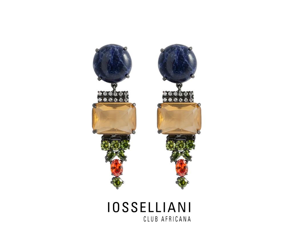 Wear a dose of the extraordinary combinations of colors and shapes of the Afro aesthetic with IOSSELLIANI CLUB AFRICANA. With a graphic style full of elegance, this pair of earrings features a cabochon made from blue sodalite connected to the orange