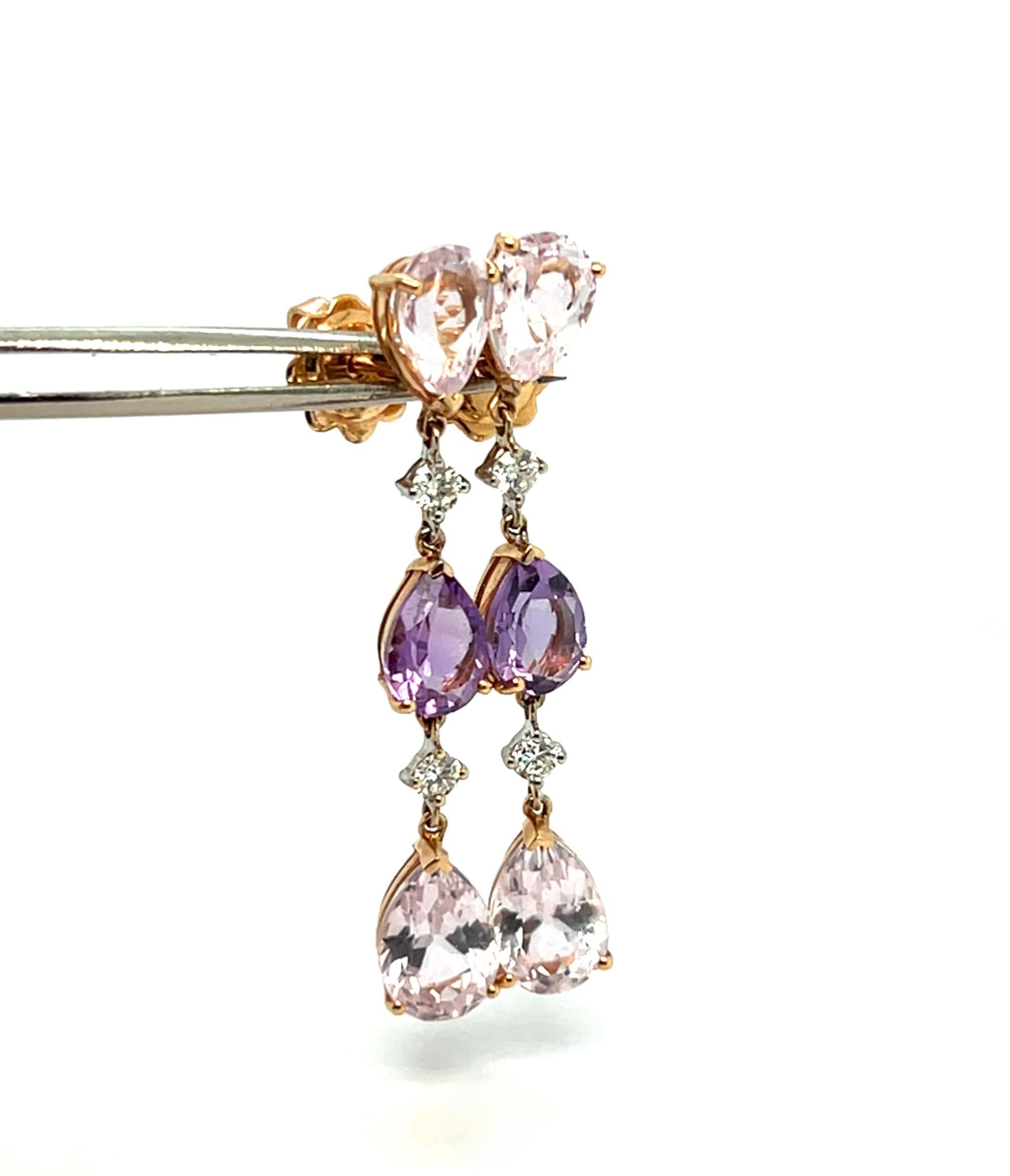 Découvrez ces superbes boucles d'oreilles de notre collection Mesure et art du temps, composées de diamants, d'améthystes et de kunzites.

Chaque boucle d'oreille est ornée de 4 diamants F/G taille brillant d'un poids total de 0,21 carat. Ces