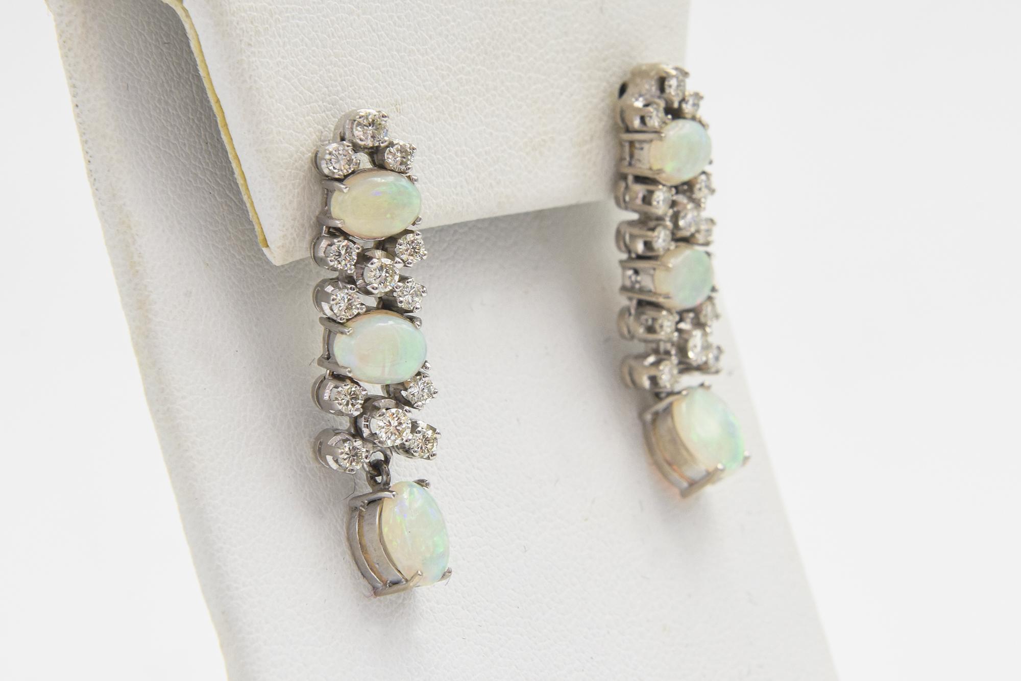 Ohrringe aus Weißgold mit baumelnden Opal- und Diamanttropfen (Rundschliff) im Angebot