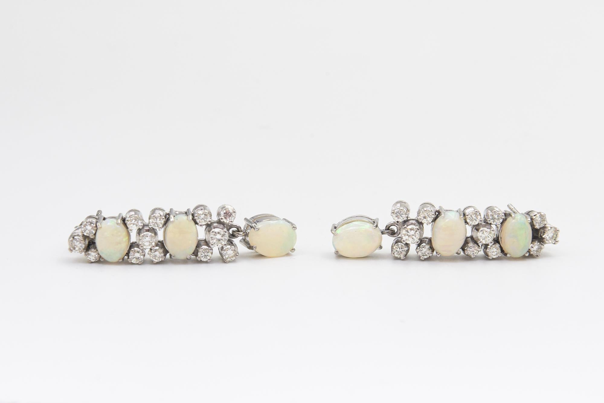 Ohrringe aus Weißgold mit baumelnden Opal- und Diamanttropfen im Zustand „Gut“ im Angebot in Miami Beach, FL