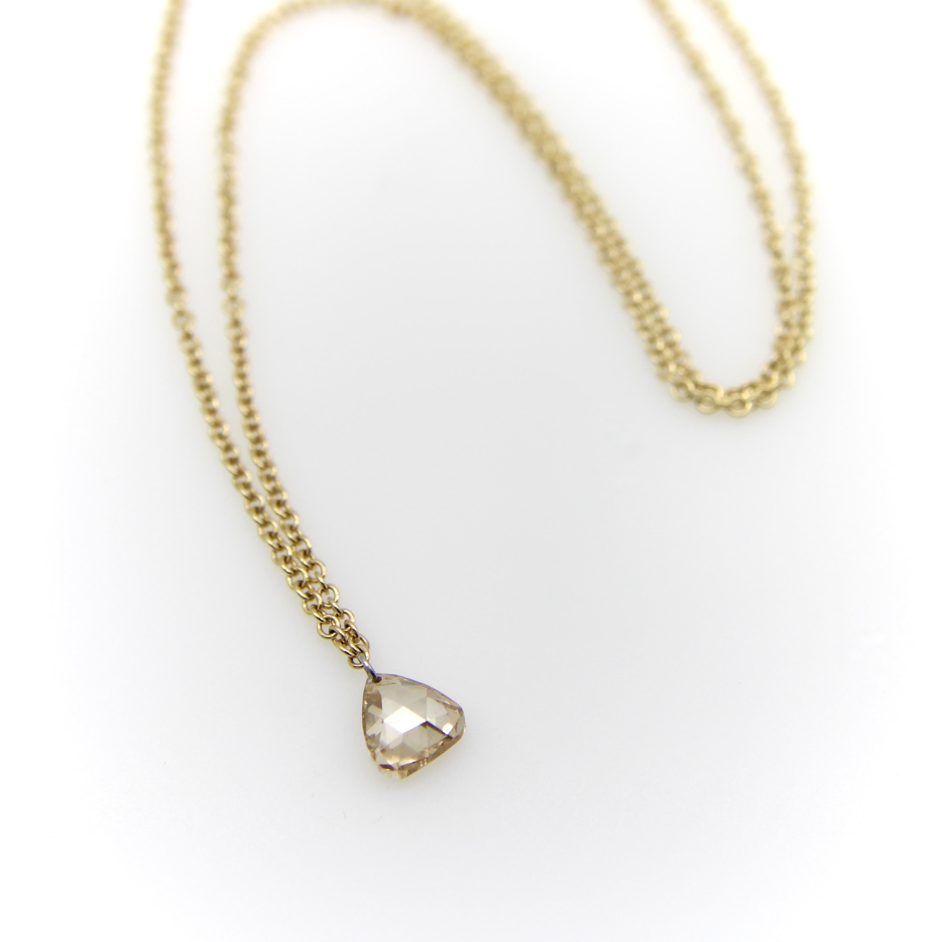 Dieses Collier aus 14 Karat Gold und einem champagnerfarbenen Diamanten ist Teil unserer Signature Collection. Wir haben den Diamanten mit einem kleinen Loch in der Ecke versehen, damit er ohne Fassung baumeln kann. Das Bohren eines Diamanten ist
