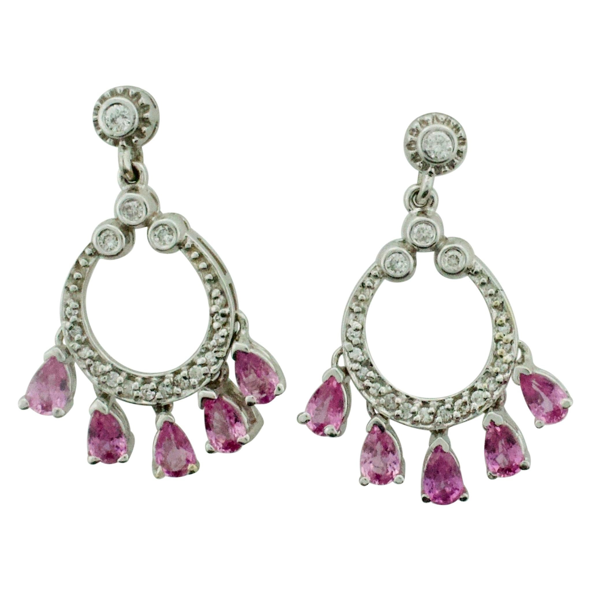 Boucles d'oreilles pendantes en or blanc avec saphir rose et diamants