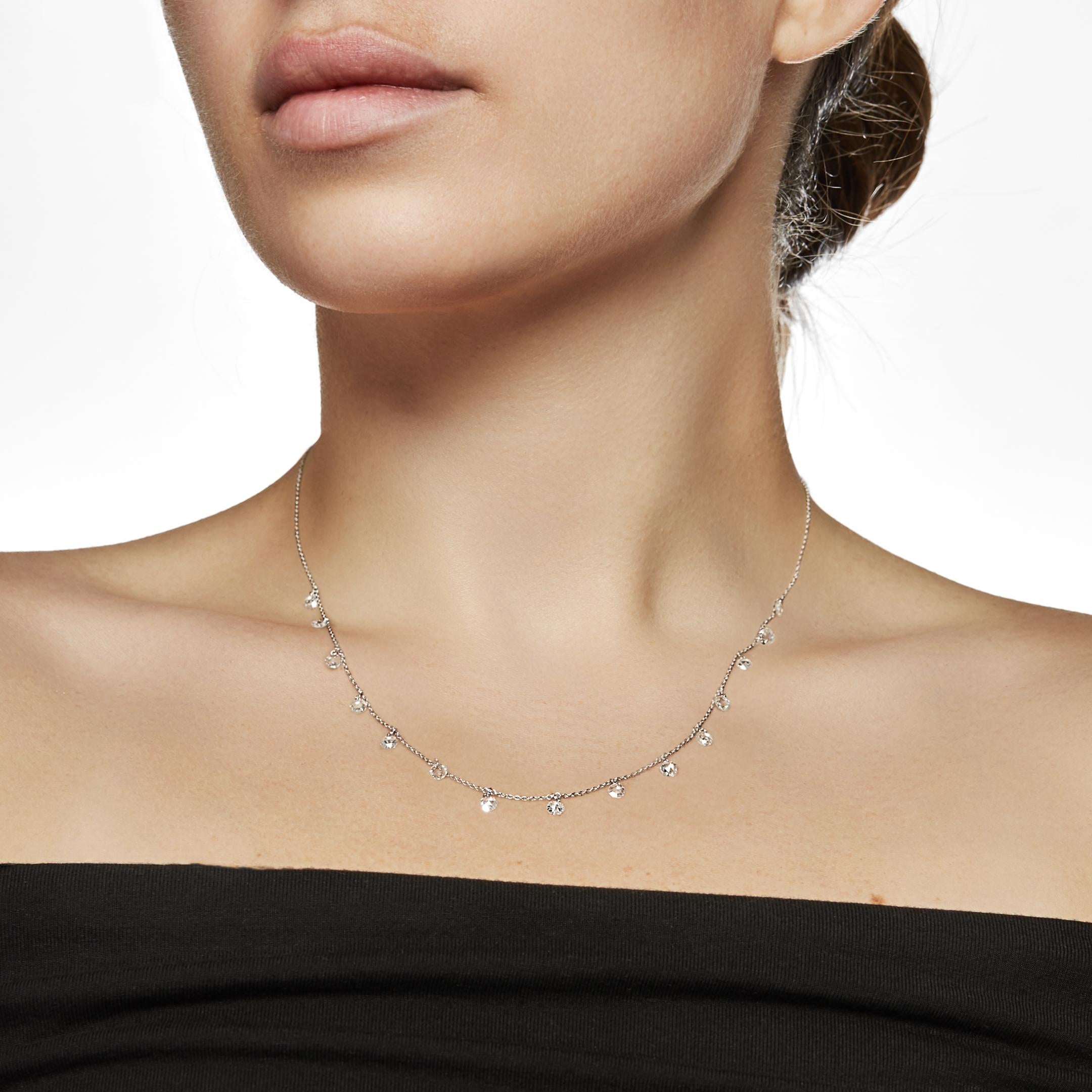 I diamanti rotondi con taglio a rosa brillano e si muovono nella seducente collana tennis con diamanti pendenti. Ogni pietra è accuratamente forata al laser in modo da poter essere applicata direttamente alla catena in oro bianco da 18 carati.