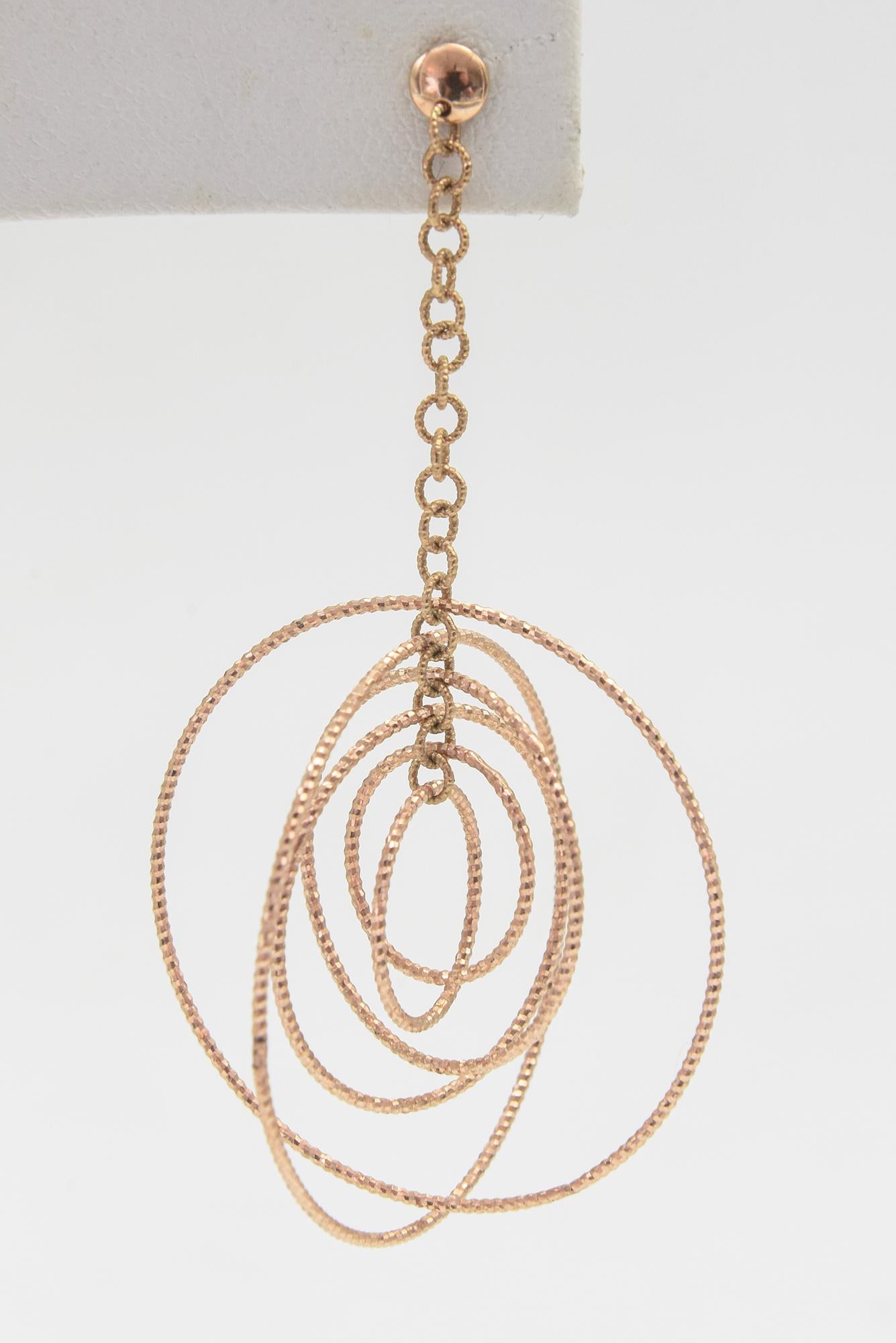 Dangling Rose Gold Circle Earrings In Good Condition For Sale In Miami Beach, FL