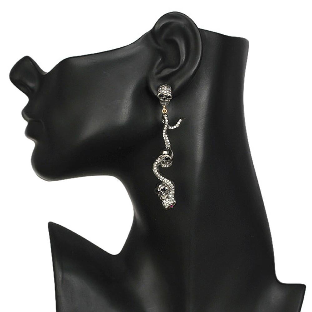 Taille ronde Boucles d'oreilles serpent et crâne pendants en argent et or avec diamants en vente