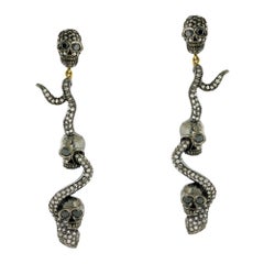 Boucles d'oreilles serpent et crâne pendants en argent et or avec diamants