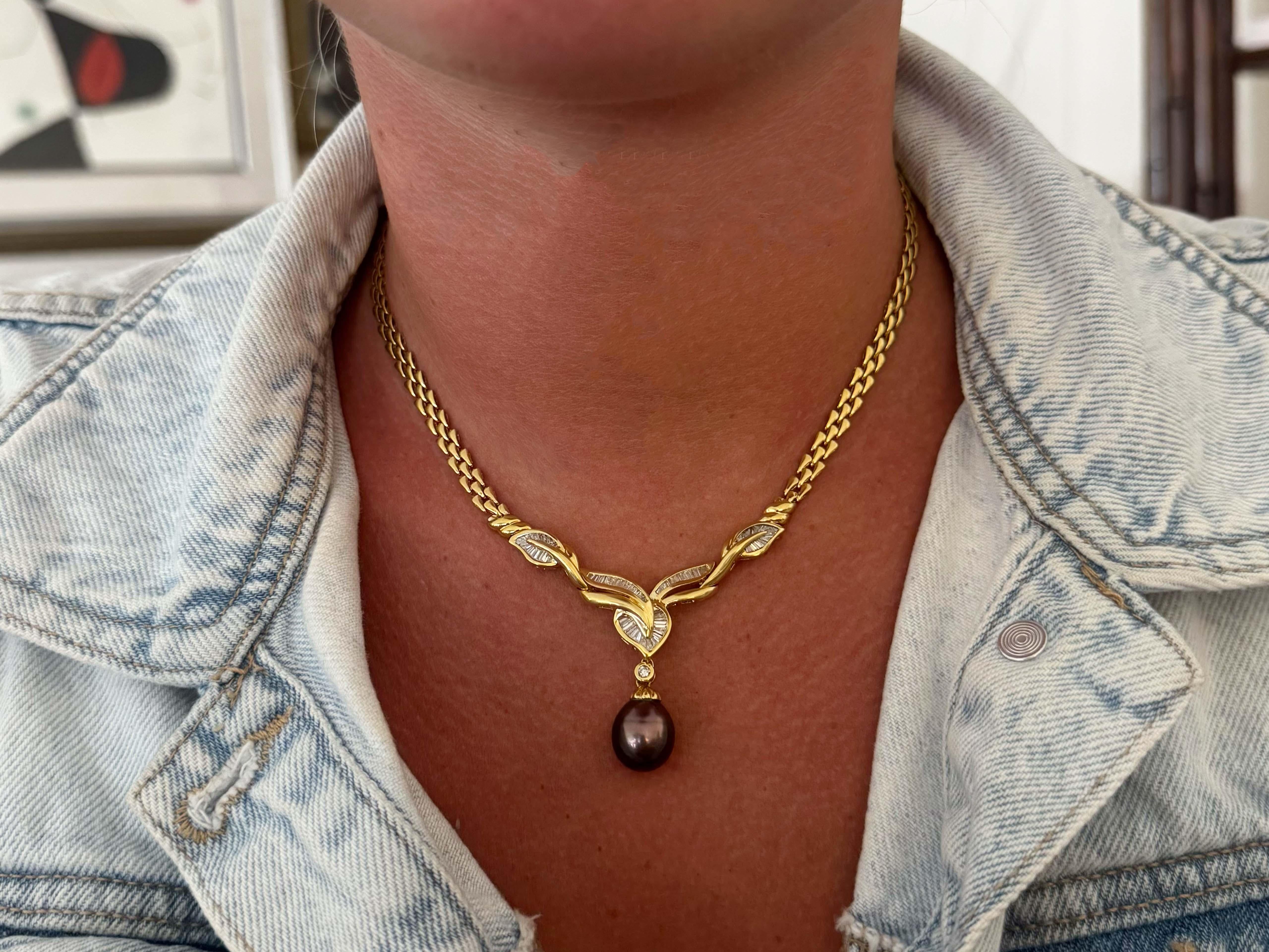 DIESES HALSKETTE HAT EINEN ABNEHMBAREN ANHÄNGER, die Tahiti-Perle kann abgenommen und allein getragen werden, wie auf den Fotos zu sehen.

Artikel-Spezifikationen:

Halskette Metall: 18k Gelbgold

Gesamtgewicht: 30.0 Gramm

Länge der Kette: