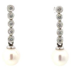 Boucles d'oreilles pendantes avec diamants et perles en or blanc 14K