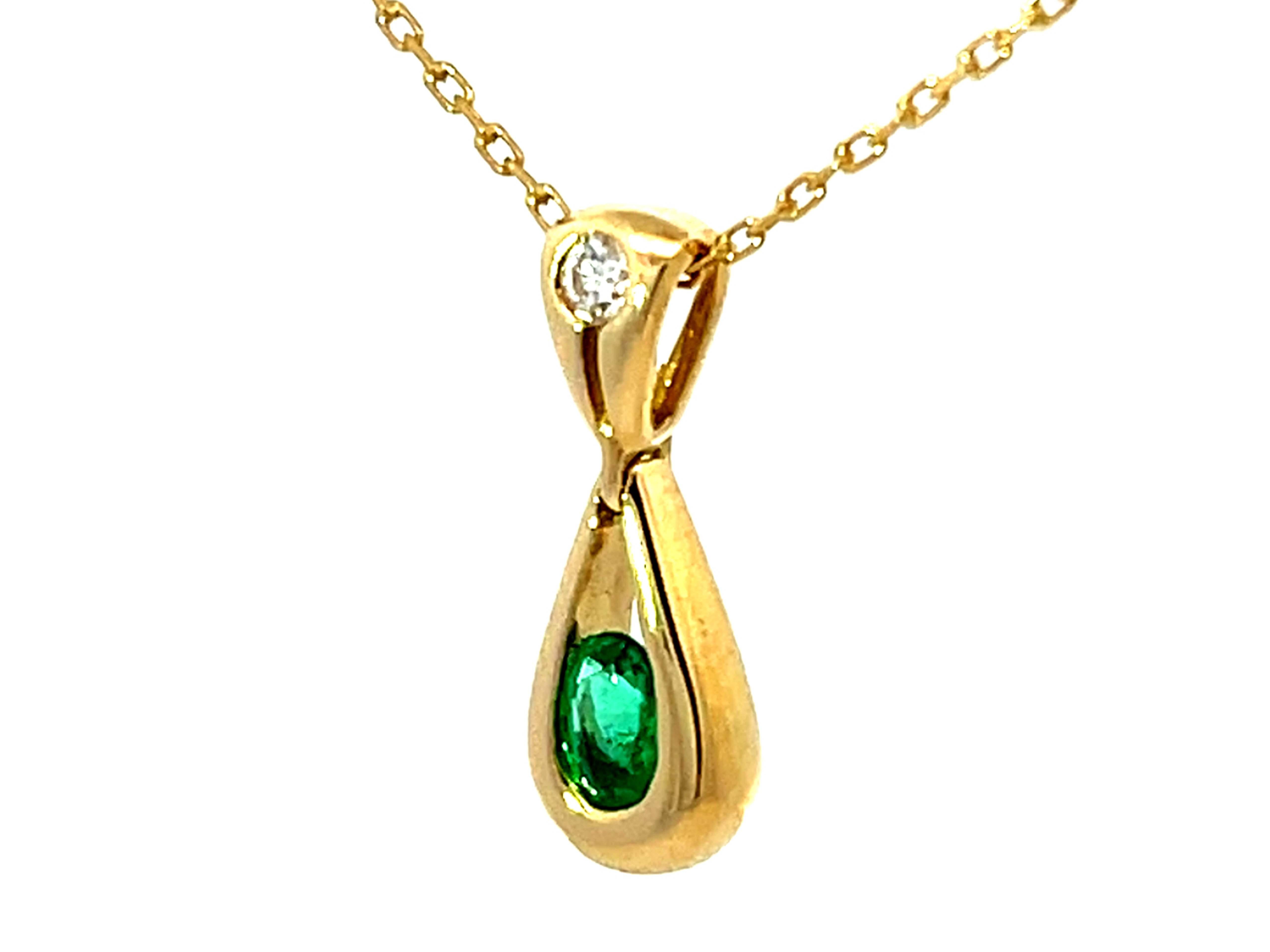 Brilliant Cut Dangly Emerald Diamond Necklace Solid 18K Yellow Gold For Sale
