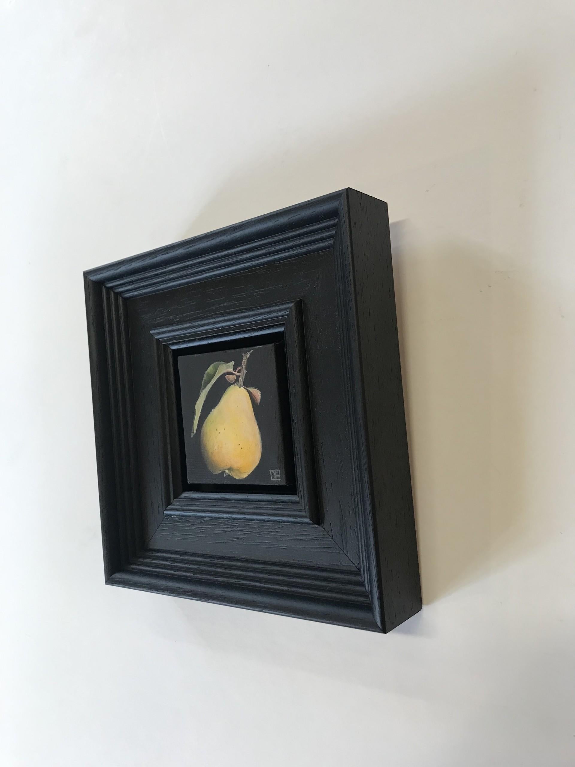 Pocket Yellow Quince by Dani Humberstone, Oil painting, original art, still life - Realist Painting by Dani Humberstone 