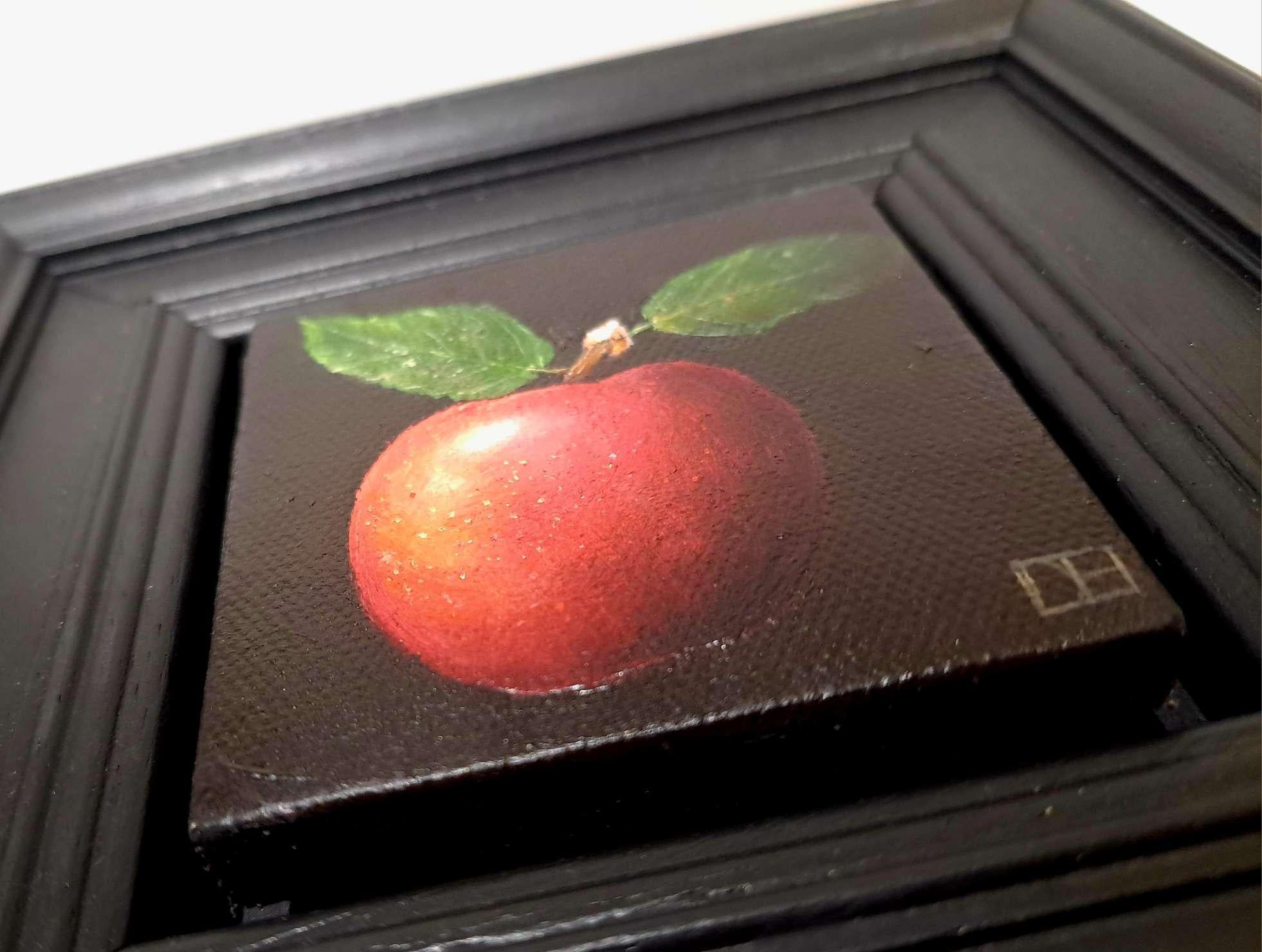 Pocket Very Very Red Apple è un dipinto a olio originale di Dani Humberstone che fa parte della sua serie di dipinti Pocket, che presenta dipinti a olio realistici in scala ridotta, con un accenno alla pittura barocca di nature morte. I dipinti sono