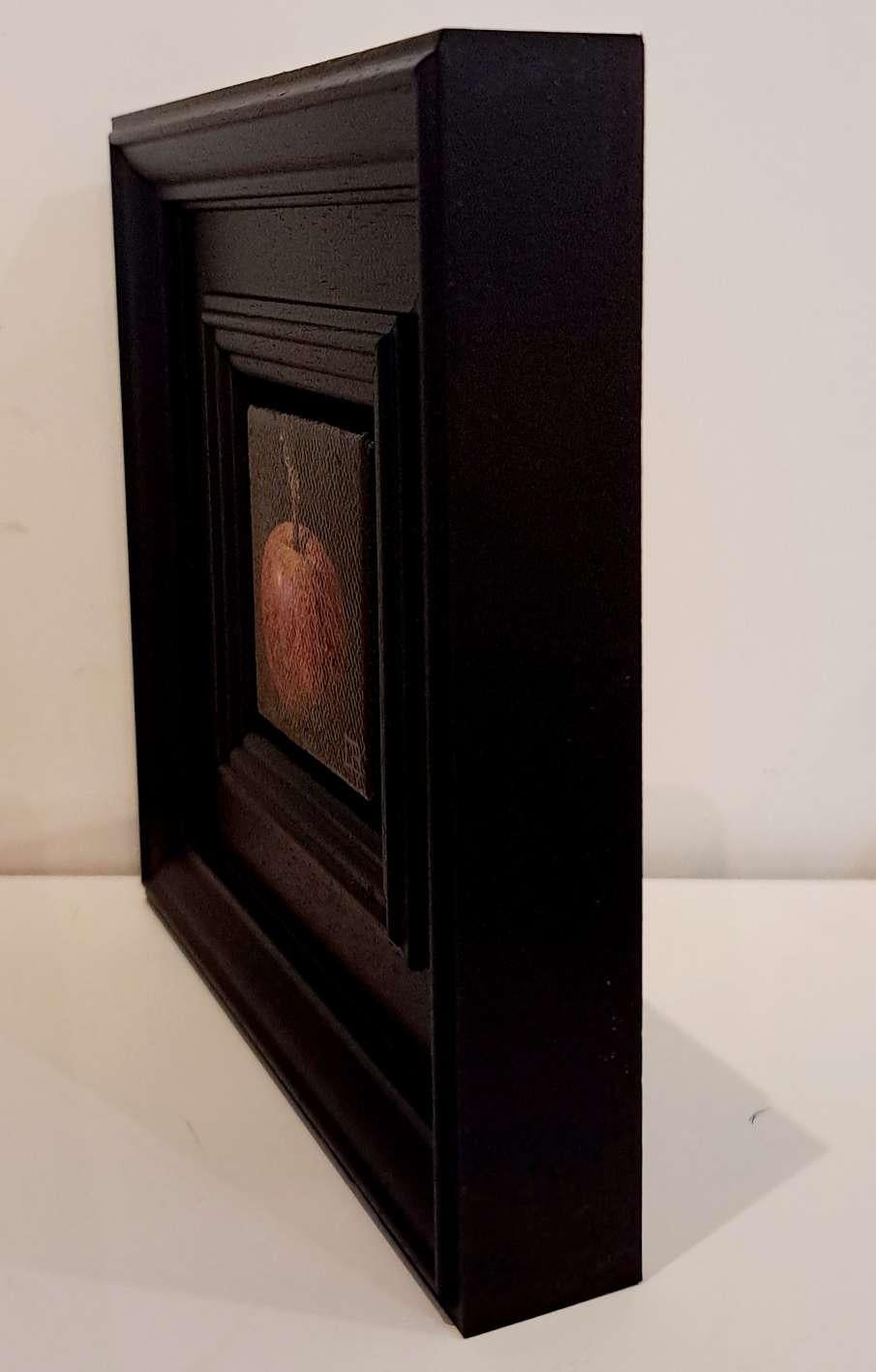 Parte di Autumn Collection #3: Pocket Wild Apple è un dipinto a olio originale di Dani Humberstone che fa parte della sua serie Pocket Painting, caratterizzata da dipinti a olio realistici in scala ridotta con un accenno alla natura morta barocca. I