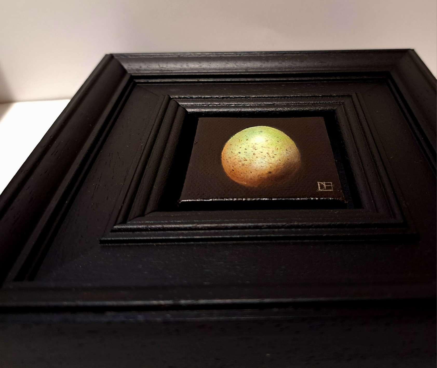 Huevo de mirlo verdoso de bolsillo es un óleo original de Dani Humberstone que forma parte de su serie de óleos de bolsillo, en la que presenta óleos realistas a pequeña escala, con un guiño a la pintura barroca de bodegones. Los cuadros están