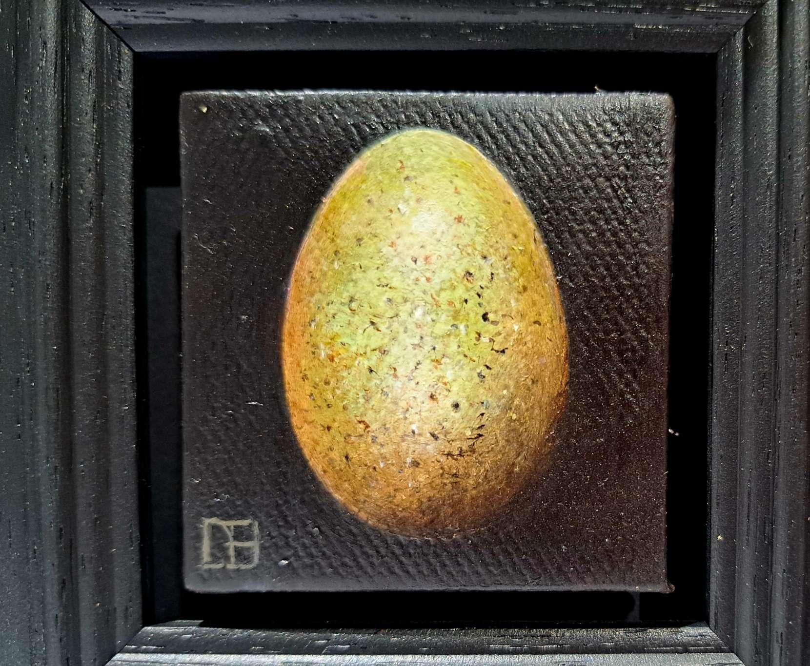 Pocket Yellow Greenish Blackbird's Egg 2c ist ein Original-Ölgemälde von Dani Humberstone als Teil ihrer Pocket-Serie, die realistische Ölgemälde in kleinem Maßstab mit einer Anspielung auf die barocke Stilllebenmalerei umfasst. Die Gemälde sind in