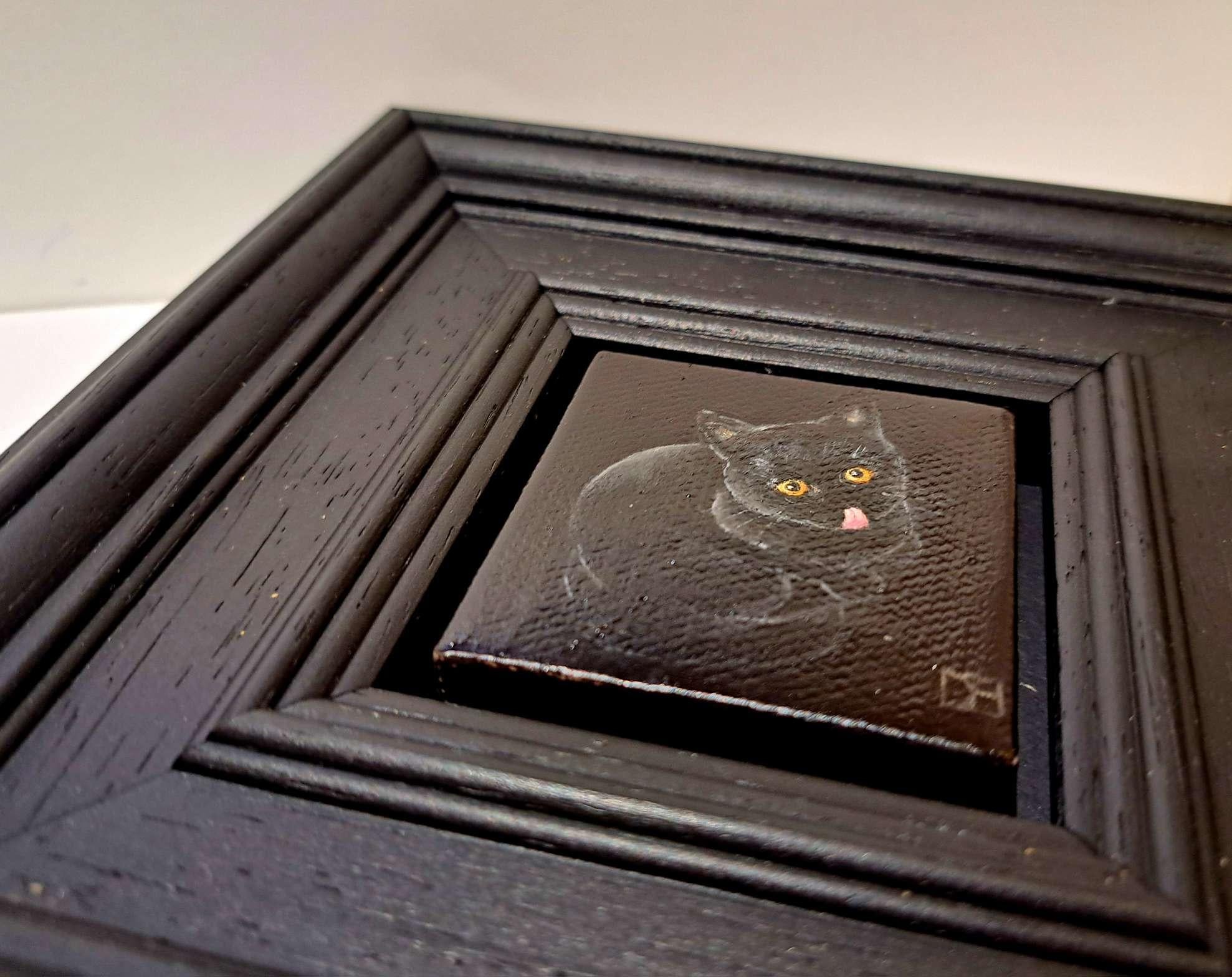 Pocket Very Black & Beautiful Cat è un dipinto a olio originale di Dani Humberstone che fa parte della sua serie di dipinti Pocket, che presenta dipinti a olio realistici in scala ridotta, con un accenno alla pittura barocca di nature morte. I