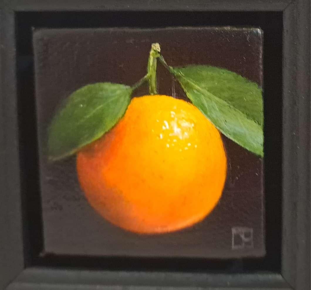 Pocket Small Clementine 2c ist ein Original-Ölgemälde von Dani Humberstone als Teil ihrer Pocket Painting-Serie, die realistische Ölgemälde in kleinem Maßstab mit einer Anspielung auf die barocke Stilllebenmalerei umfasst. Die Gemälde sind in einen