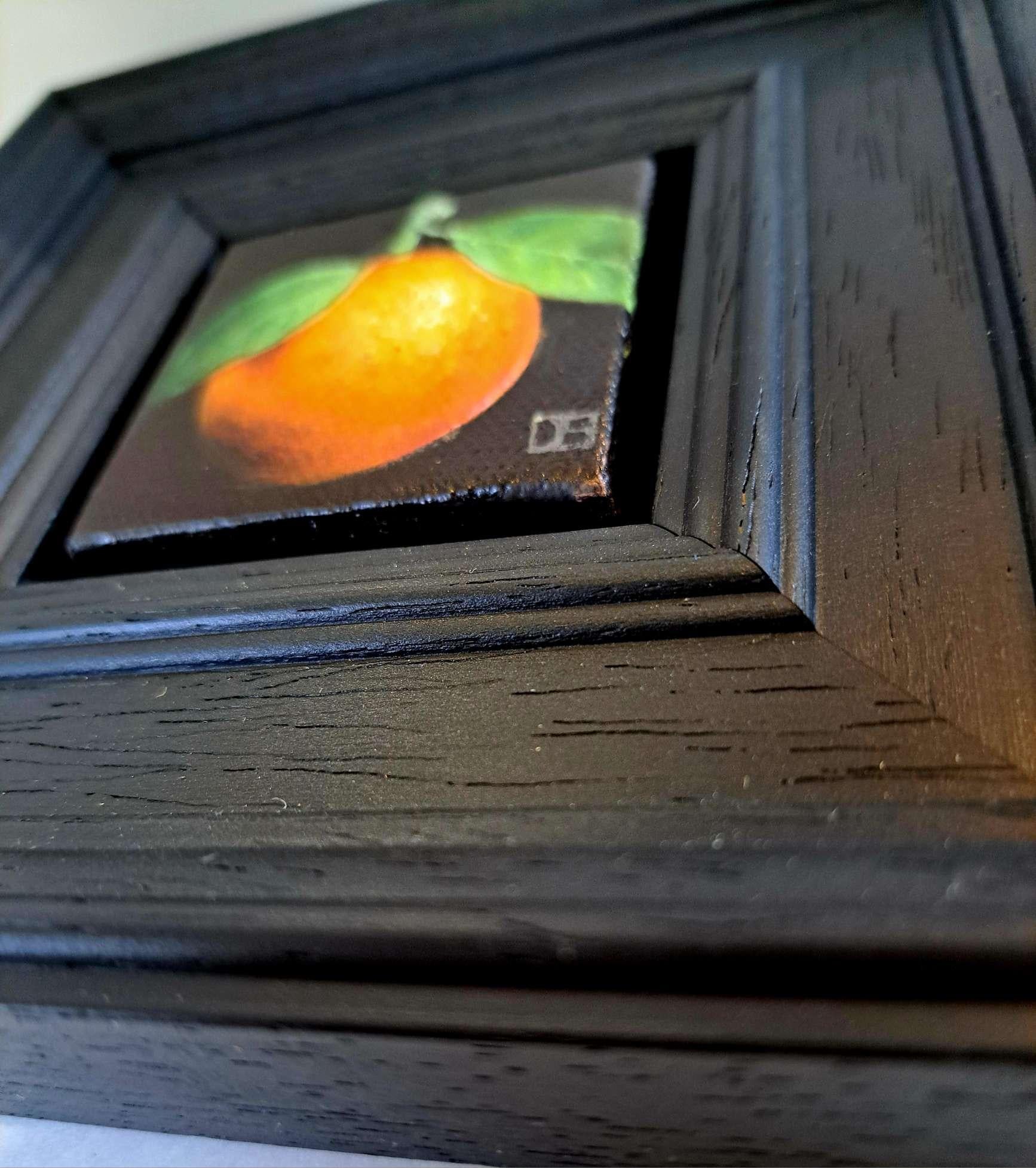 Pocket Small Clementine 4c (Leinwandgröße 5x5cm) ist ein Original-Ölgemälde von Dani Humberstone als Teil ihrer Serie Pocket painting, die realistische Ölgemälde in kleinem Maßstab mit einer Anspielung auf die barocke Stilllebenmalerei umfasst. Die