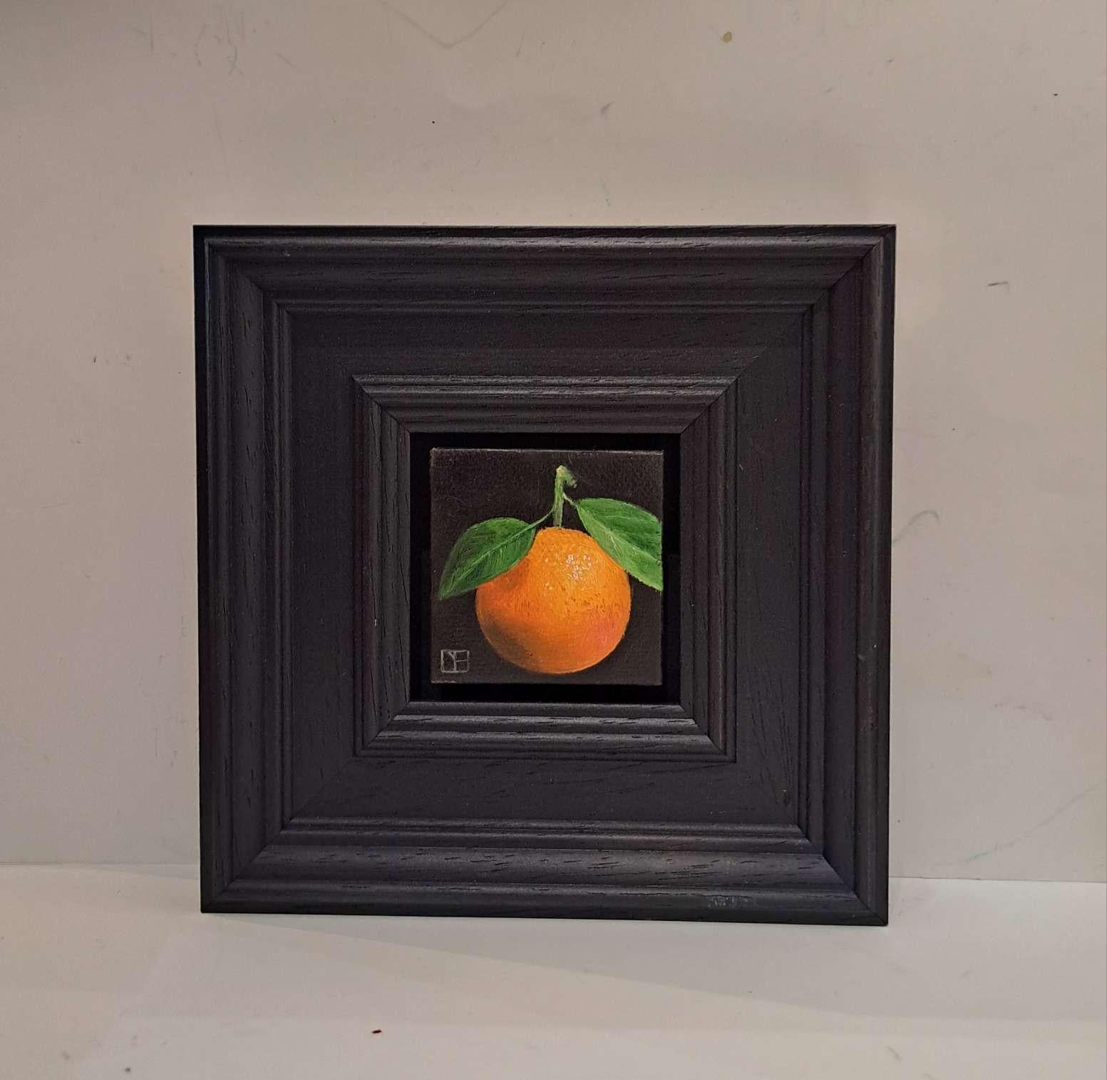 Pocket Small Clementine c (Leinwandgröße 5x5cm) ist ein Original-Ölgemälde von Dani Humberstone als Teil ihrer Pocket Painting-Serie, die realistische Ölgemälde in kleinem Maßstab mit einer Anspielung auf die barocke Stilllebenmalerei umfasst. Die