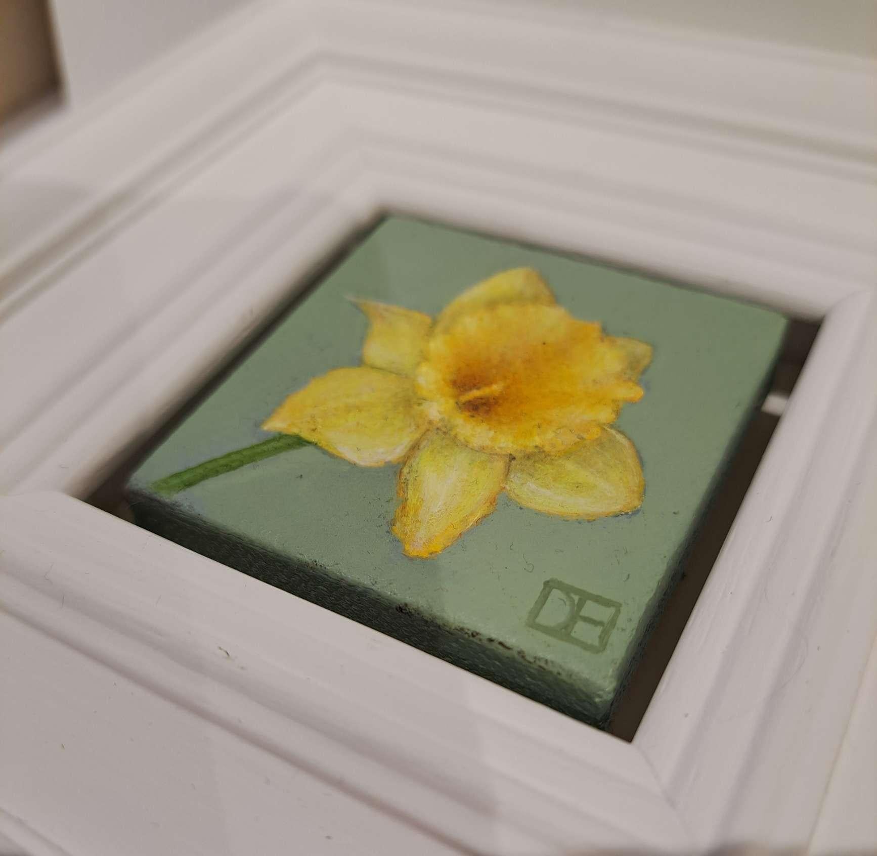 Peinture de poche jaune daffodil (Collection 2) - Gris Still-Life Painting par Dani Humberstone