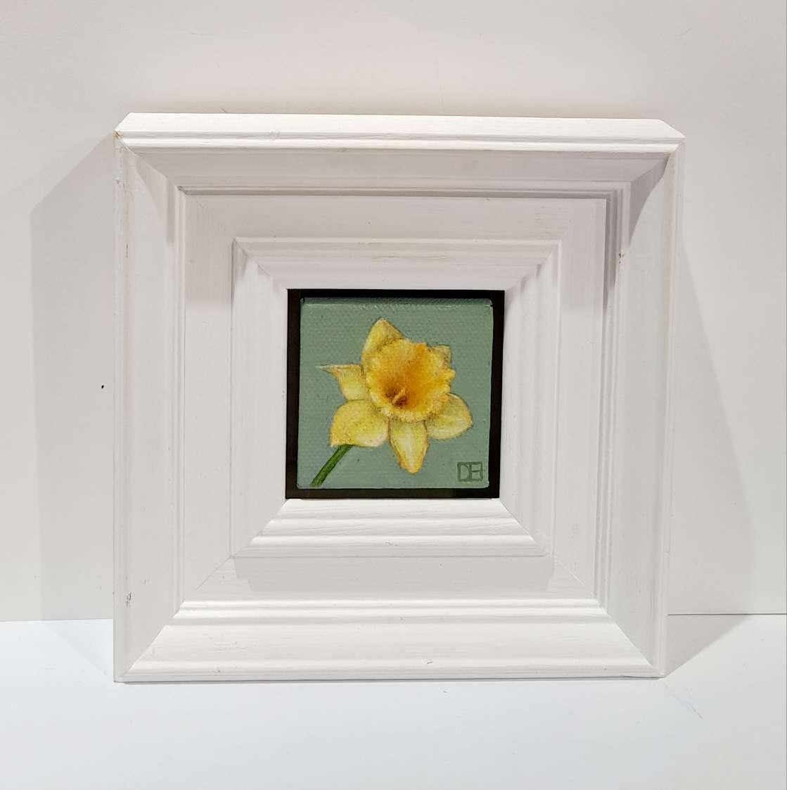 Pocket Yellow Daffodil (Collectional 2) est une peinture à l'huile originale de Dani Humberstone qui fait partie de sa série Pocket painting comprenant des peintures à l'huile réalistes à petite échelle, avec un clin d'œil aux natures mortes
