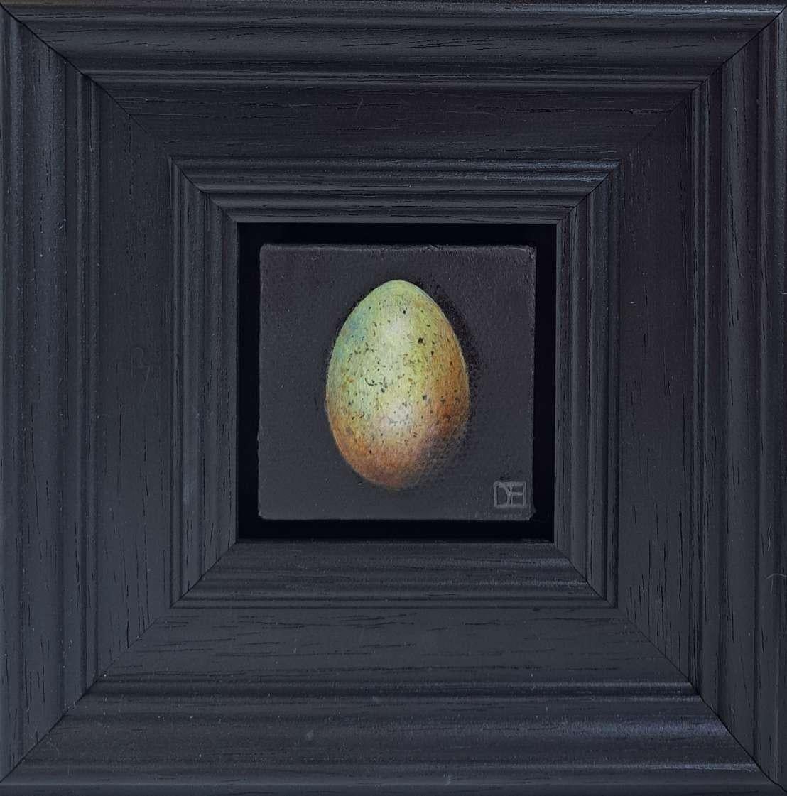 Pocket Greenish Blackbird's Egg 4c ist ein Original-Ölgemälde von Dani Humberstone als Teil ihrer Pocket-Serie, die realistische Ölgemälde in kleinem Maßstab mit einer Anspielung auf die barocke Stilllebenmalerei umfasst. Die Gemälde sind in einen
