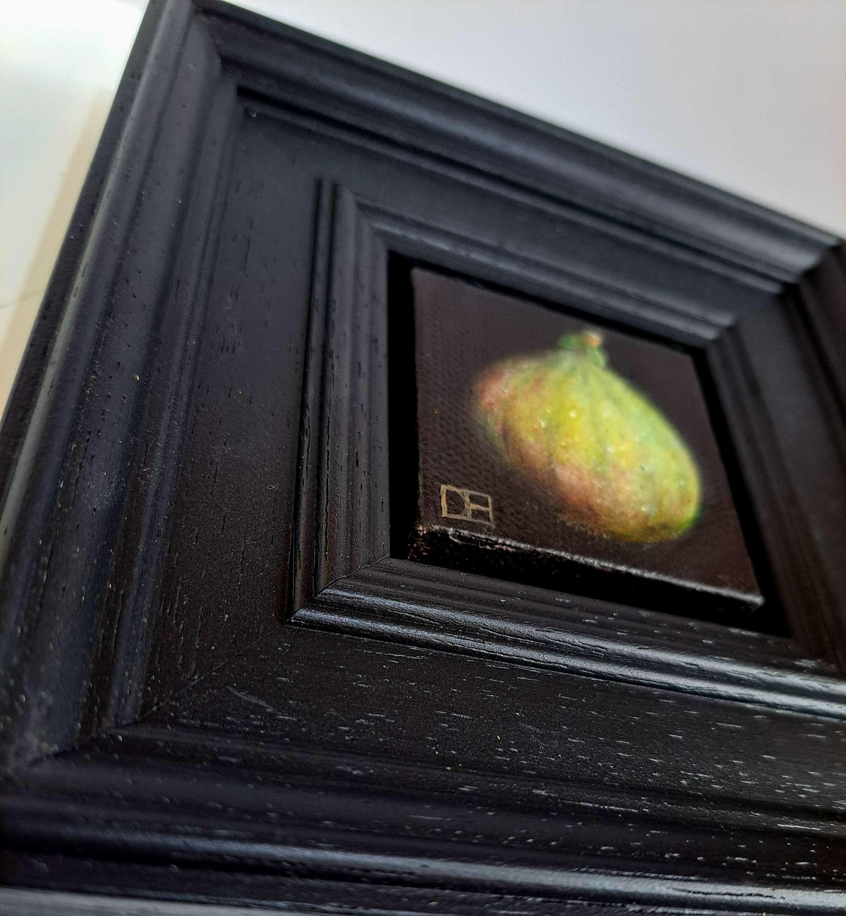 Pocket Green Fig 3c es un óleo original de Dani Humberstone que forma parte de su serie Pocket painting, que presenta óleos realistas a pequeña escala, con un guiño a la pintura barroca de bodegones. Los cuadros están colocados en un marco de capas