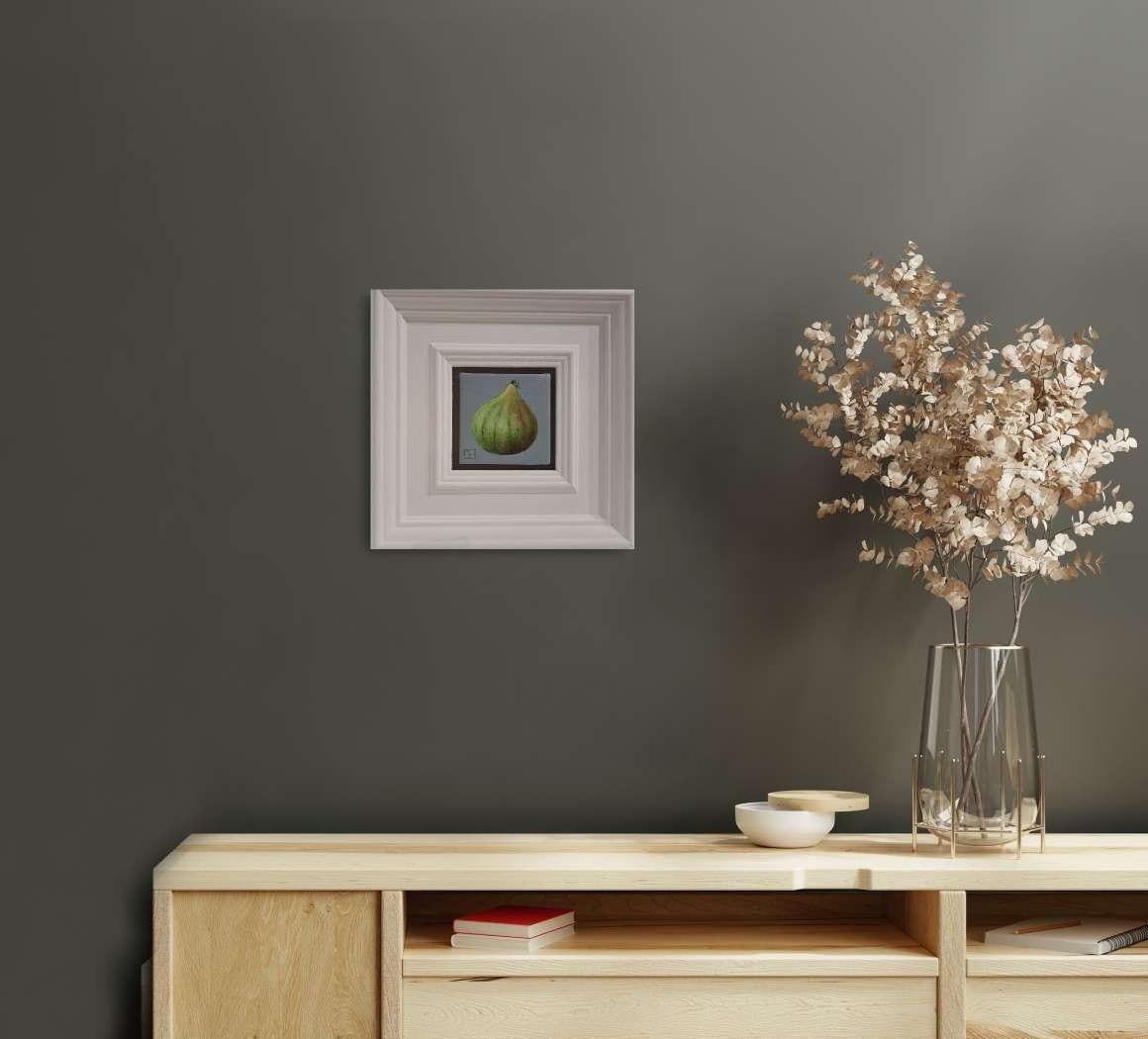 Pocket Green Fig (Collection S Whitingal) (taille de la toile 5x5cm) est une peinture à l'huile originale de Dani Humberstone qui fait partie de sa série Pocket painting, des peintures à l'huile réalistes à petite échelle, avec un clin d'œil à la