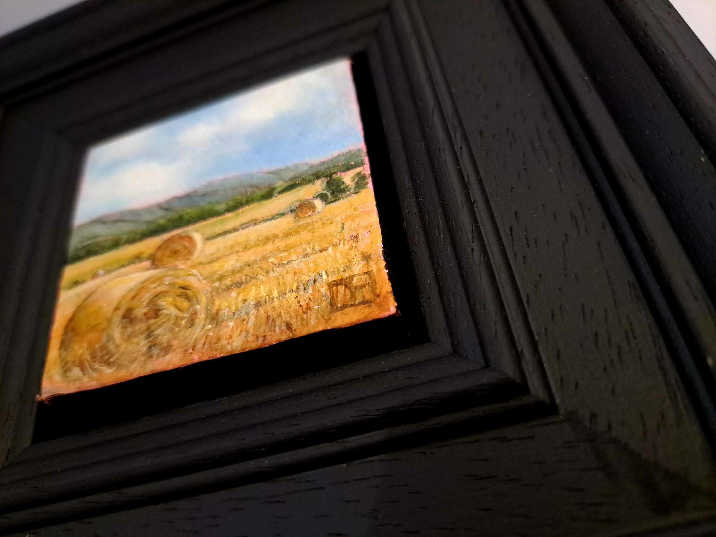Pacas de heno, Serie de Bolsillo de la Colección Paisaje de Finales de Verano, pintura original - Landscape Painting Negro de Dani Humberstone
