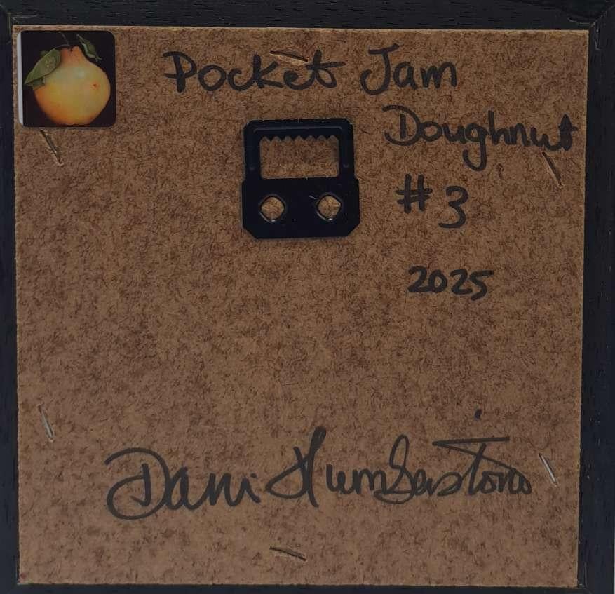 Pocket Jam Doughnut 2c è un dipinto a olio originale di Dani Humberstone che fa parte della sua serie di dipinti Pocket, che presenta dipinti a olio realistici in piccola scala, con un accenno alla pittura barocca di nature morte. I dipinti sono
