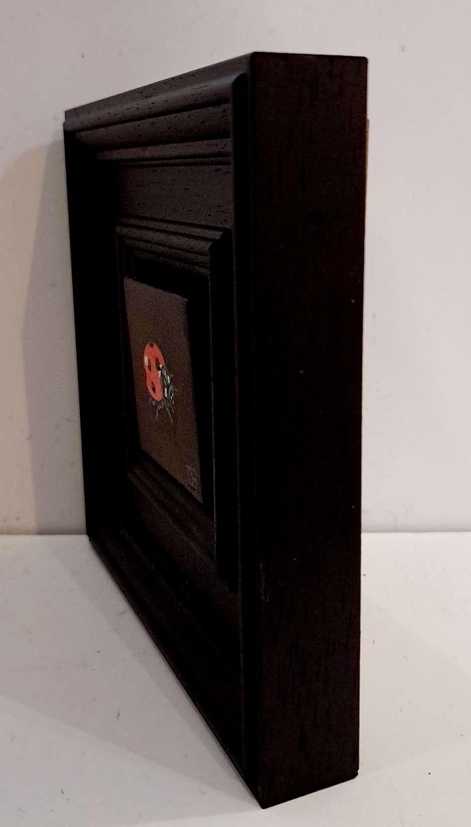 Pocket Ladybird 7 è un dipinto a olio originale di Dani Humberstone che fa parte della sua serie Pocket Painting, caratterizzata da dipinti a olio realistici in scala ridotta, con un accenno alla pittura barocca di nature morte. I dipinti sono