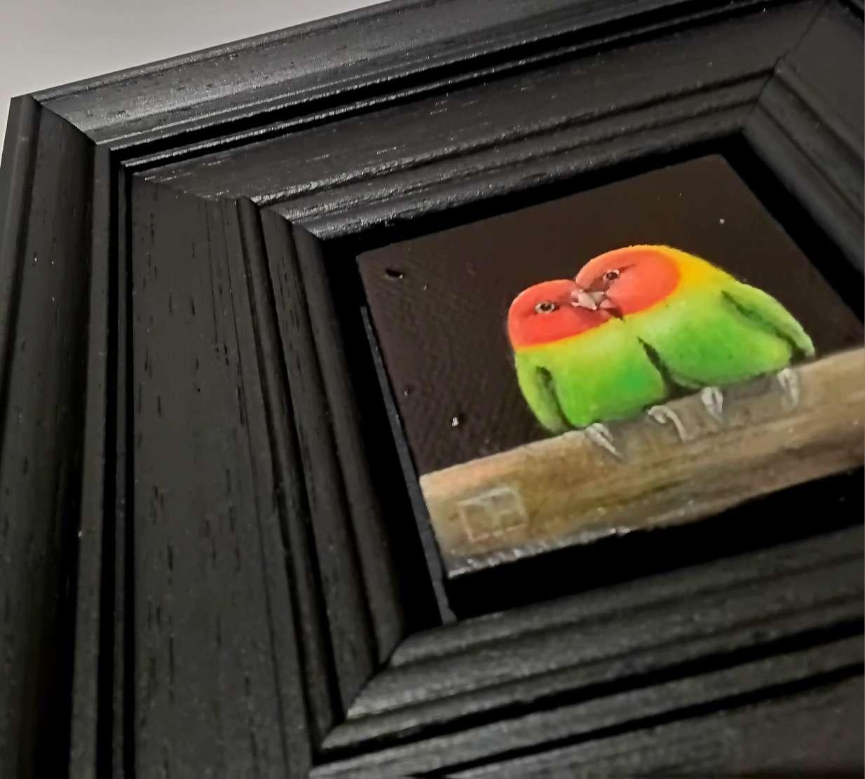 Pocket Lovebirds 2 ist ein Original-Ölgemälde von Dani Humberstone als Teil ihrer Pocket Painting-Serie, die realistische Ölgemälde in kleinem Maßstab mit einer Anspielung auf die barocke Stilllebenmalerei umfasst. Die Gemälde sind in einen