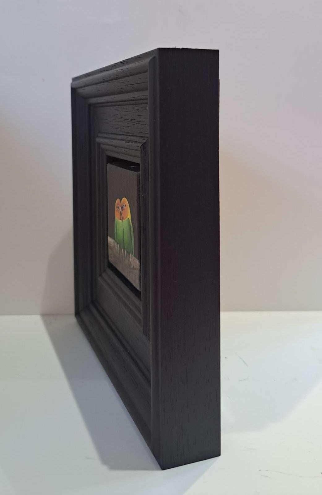 Tortolitos de bolsillo 9c (lienzo de 5x5 cm) es un óleo original de Dani Humberstone que forma parte de su serie Pocket Painting (Pintura de bolsillo), que presenta óleos realistas a pequeña escala, con un guiño a la pintura barroca de bodegones.