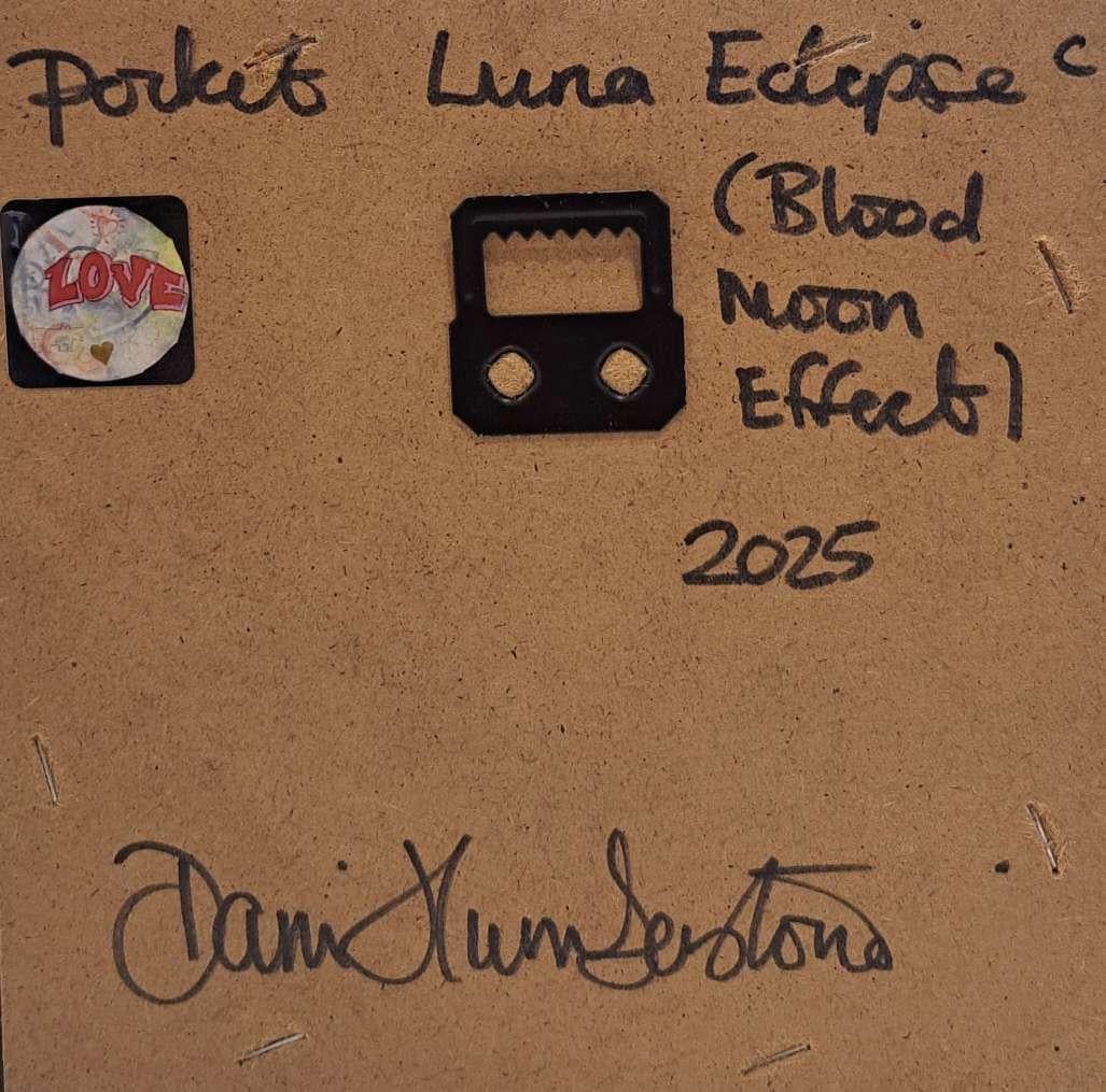 Luna Eclipse Taschengemälde, Originalgemälde, Stillleben (Zeitgenössisch), Painting, von Dani Humberstone