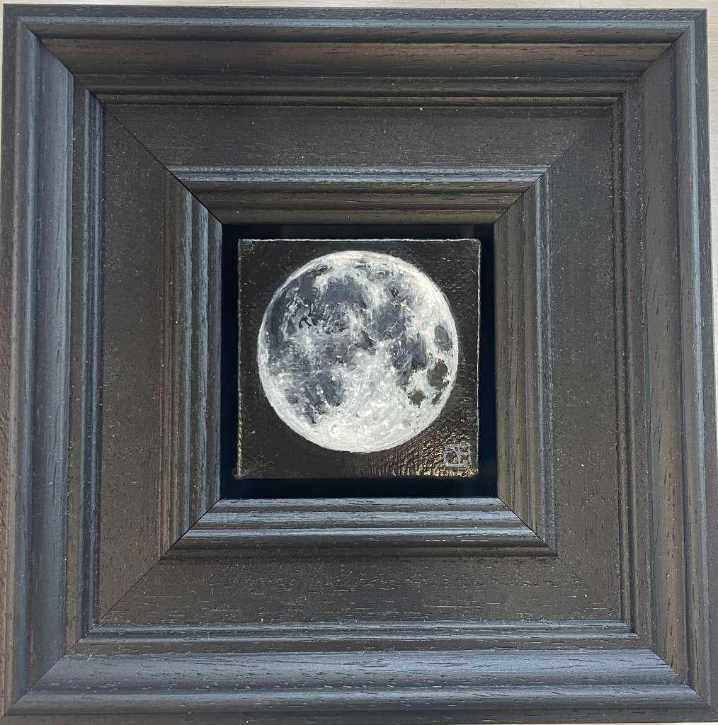 Luna Llena Brillante Pintura de Bolsillo 5c*, pintura original, contemporánea - Still-Life Painting Negro de Dani Humberstone