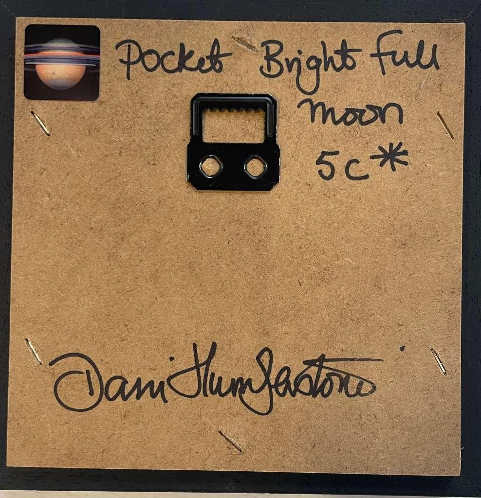 Pocket Bright Full Moon 5c* es un óleo original de Dani Humberstone que forma parte de sus óleos realistas a pequeña escala, con un guiño a la pintura barroca de bodegones. Los cuadros están colocados en un marco de capas de madera negra.

Más
