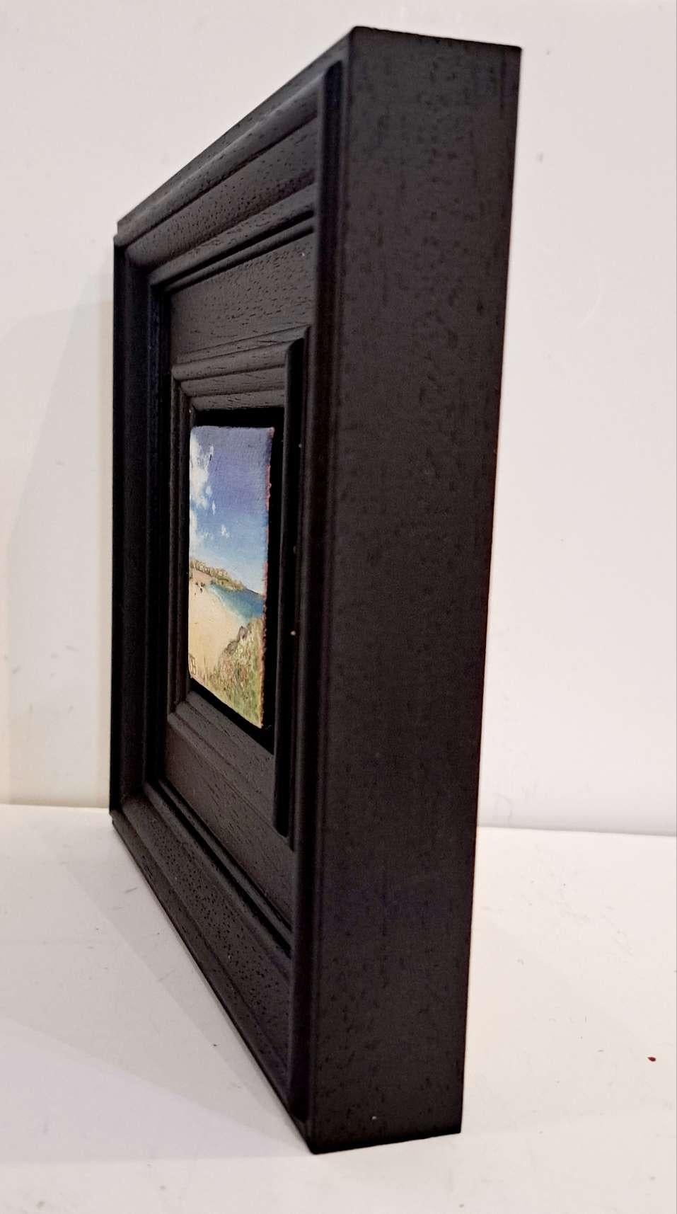 Pocket Newquay, Landscape Collectional è un dipinto a olio originale di Dani Humberstone che fa parte della sua serie Pocket Painting, caratterizzata da dipinti a olio realistici in scala ridotta, con un accenno alla pittura barocca di nature morte.