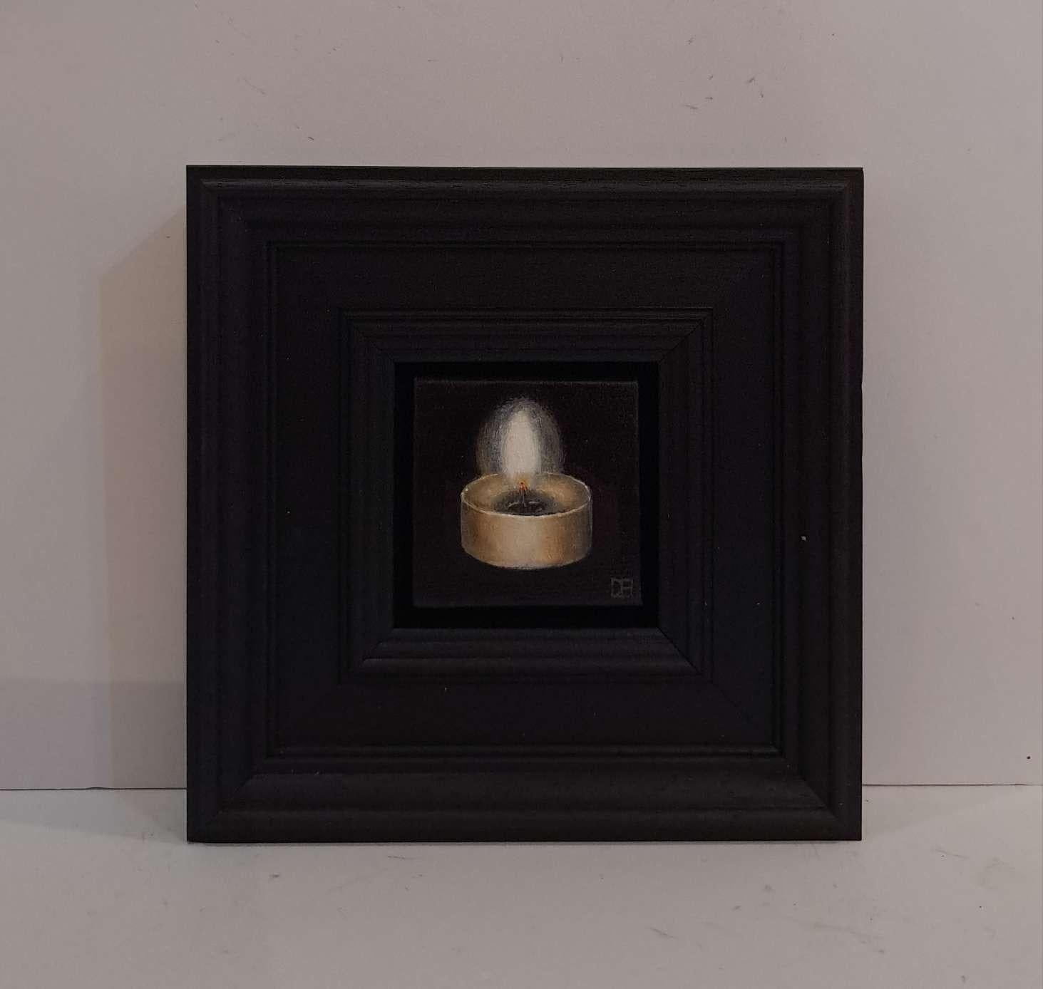 Pocket Night Light es un óleo original de Dani Humberstone que forma parte de su serie Pocket Painting (Pintura de bolsillo), que presenta óleos realistas a pequeña escala, con un guiño a la pintura barroca de bodegones. Los cuadros están colocados