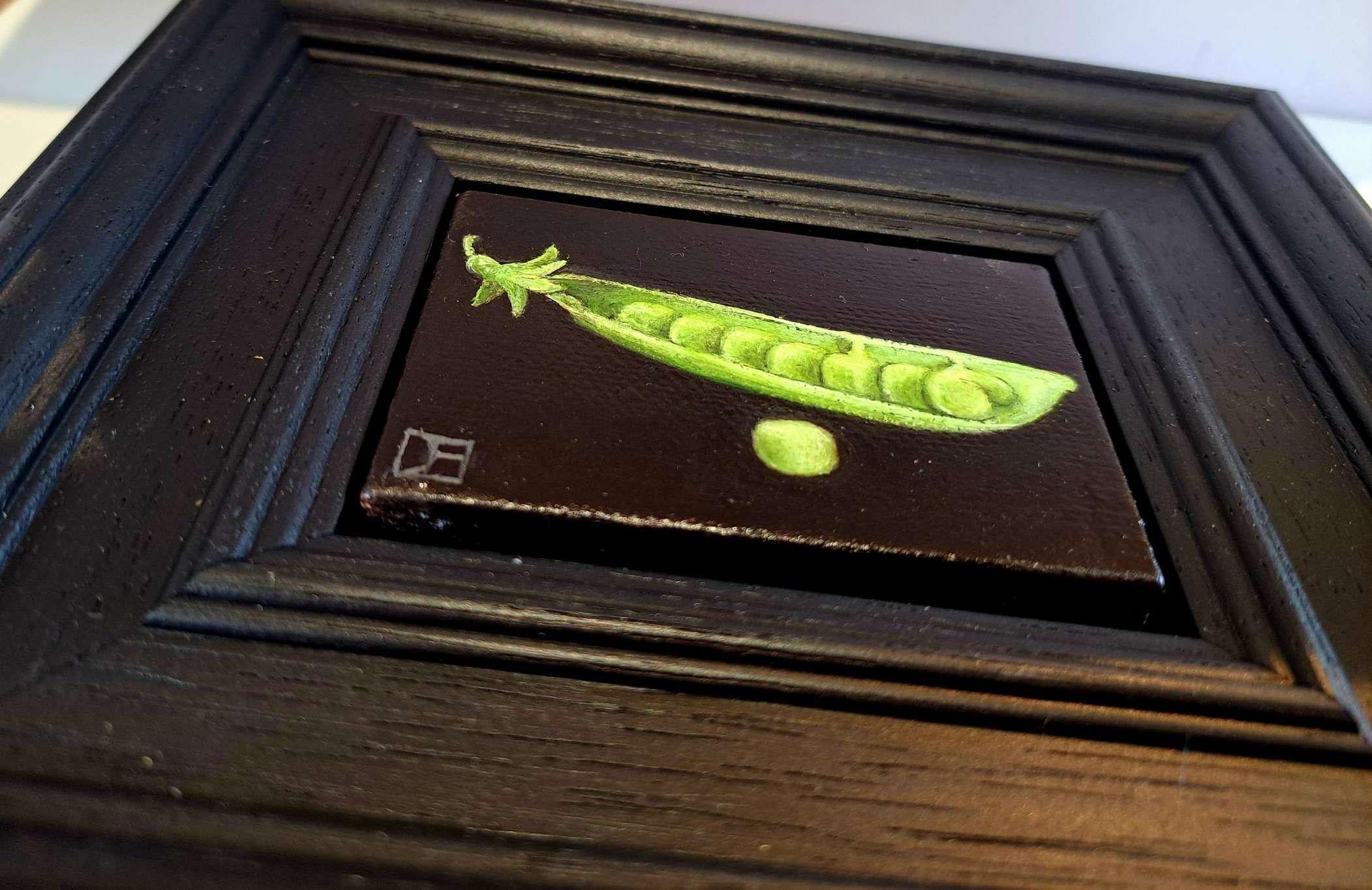Pocket Peas in a Pod (Leinwandgröße 5x7cm) ist ein Original-Ölgemälde von Dani Humberstone als Teil ihrer Pocket Painting-Serie, die realistische Ölgemälde in kleinem Maßstab mit einer Anspielung auf die barocke Stilllebenmalerei umfasst. Die