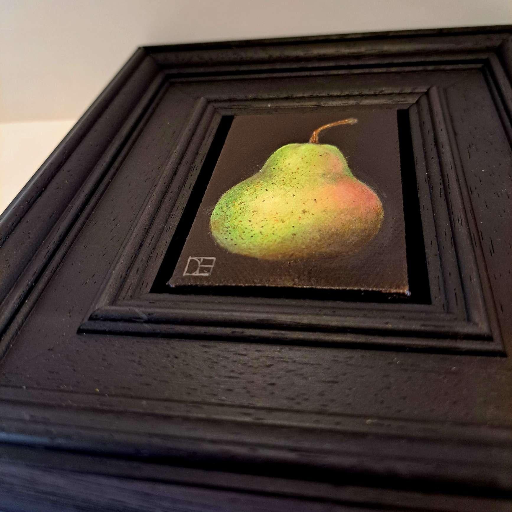 Pocket Small Clementine 4c (tamaño del lienzo: 5x5 cm) es un óleo original de Dani Humberstone que forma parte de su serie Pocket painting, que presenta óleos realistas a pequeña escala, con un guiño a la pintura barroca de bodegones. Los cuadros