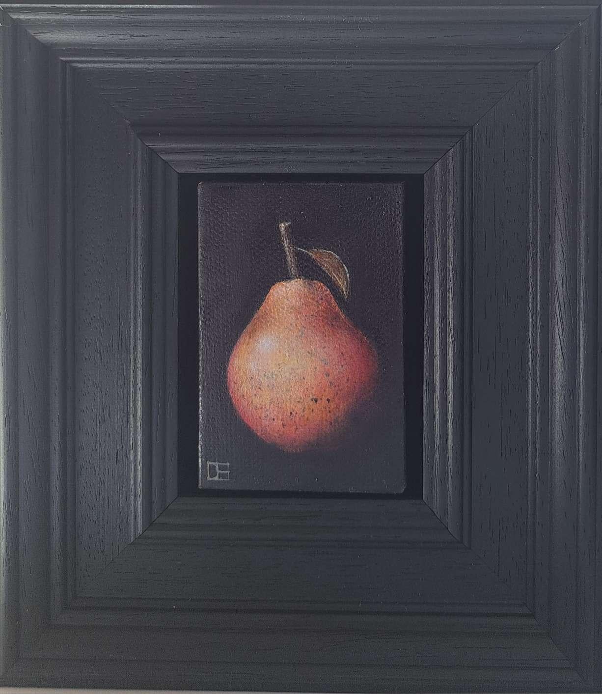 Pocket Magenta Blush Pear 214 (dimensioni della tela 5x7cm) è un dipinto a olio originale di Dani Humberstone che fa parte della sua serie Pocket Painting, caratterizzata da dipinti a olio realistici su piccola scala, con un accenno alla pittura