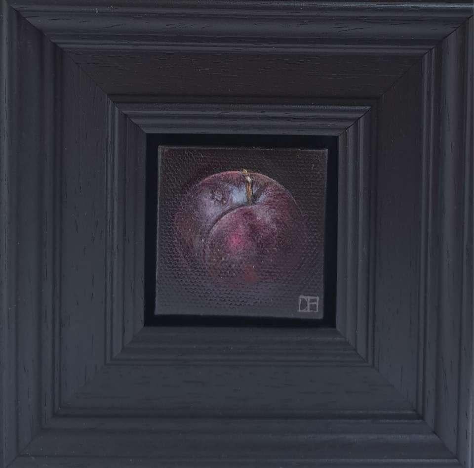 Pocket Juicy Plum 2c es una pintura al óleo original de Dani Humberstone que forma parte de su serie de pinturas Pocket, que presenta óleos realistas a pequeña escala, con un guiño a la pintura barroca de bodegones. Los cuadros están colocados en un