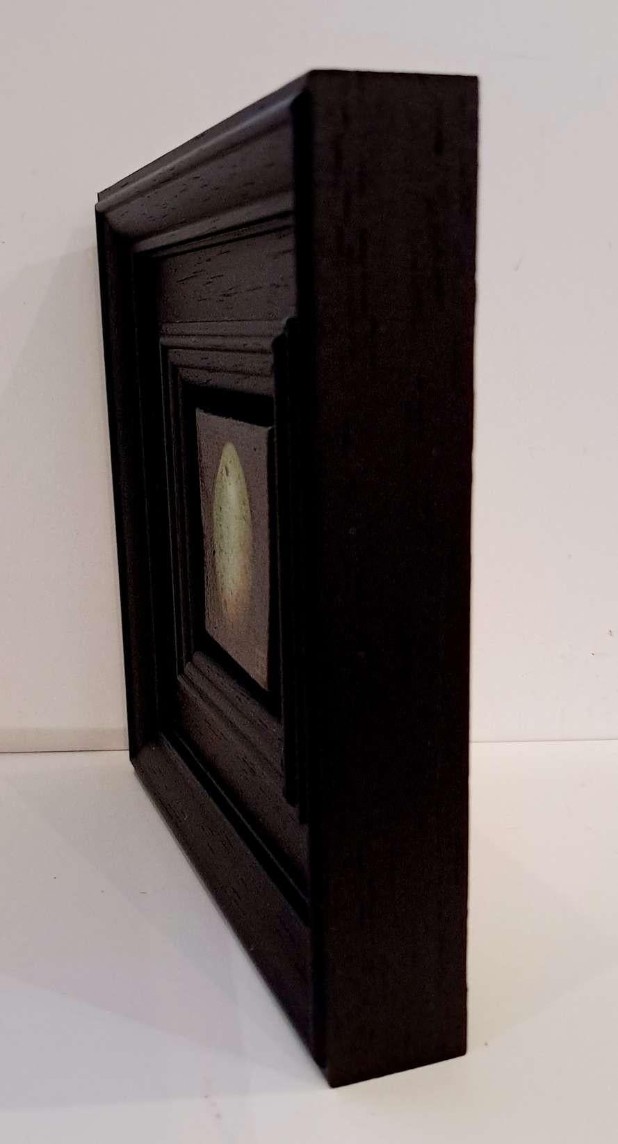 Pocket Greenish Blackbird's Egg 2 (c) è un dipinto a olio originale di Dani Humberstone che fa parte della sua serie Pocket Painting, caratterizzata da dipinti a olio realistici in scala ridotta, con un accenno alla pittura barocca di nature morte.