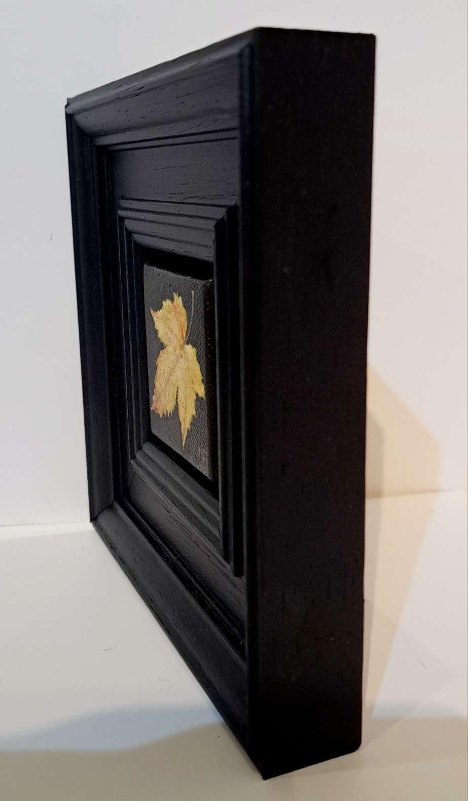 Pocket Autumn Leaf Collection #2 (Naples Yellow) est une peinture à l'huile originale de Dani Humberstone qui fait partie de sa série Pocket Painting, composée de peintures à l'huile réalistes à petite échelle, avec un clin d'œil aux natures mortes