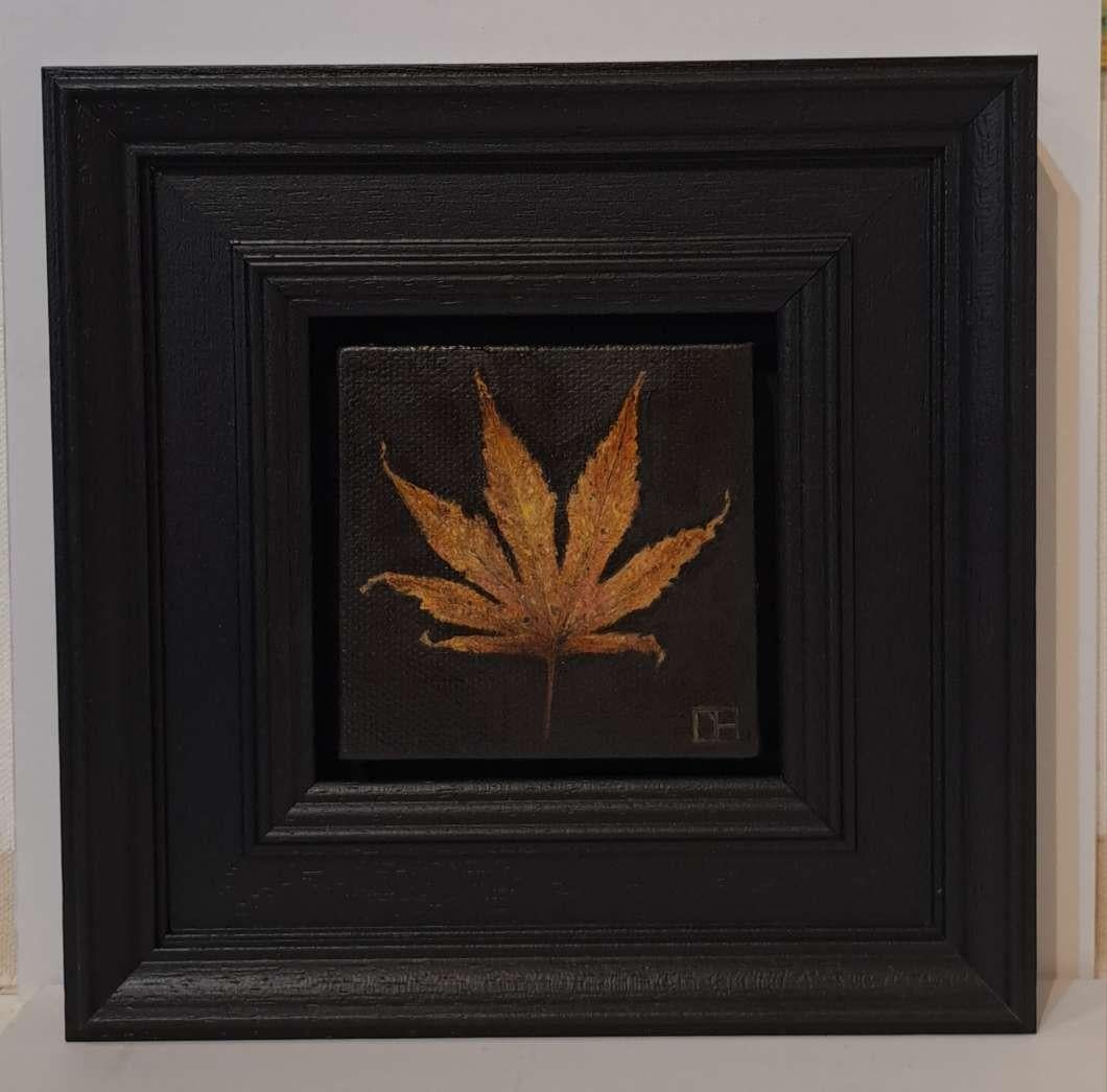 Pocket Autumn Leaf Collection (Pinky Ochre) est une peinture à l'huile originale réalisée par Dani Humberstone dans le cadre de sa série Pocket Painting, qui propose des peintures à l'huile réalistes à petite échelle, avec un clin d'œil aux natures