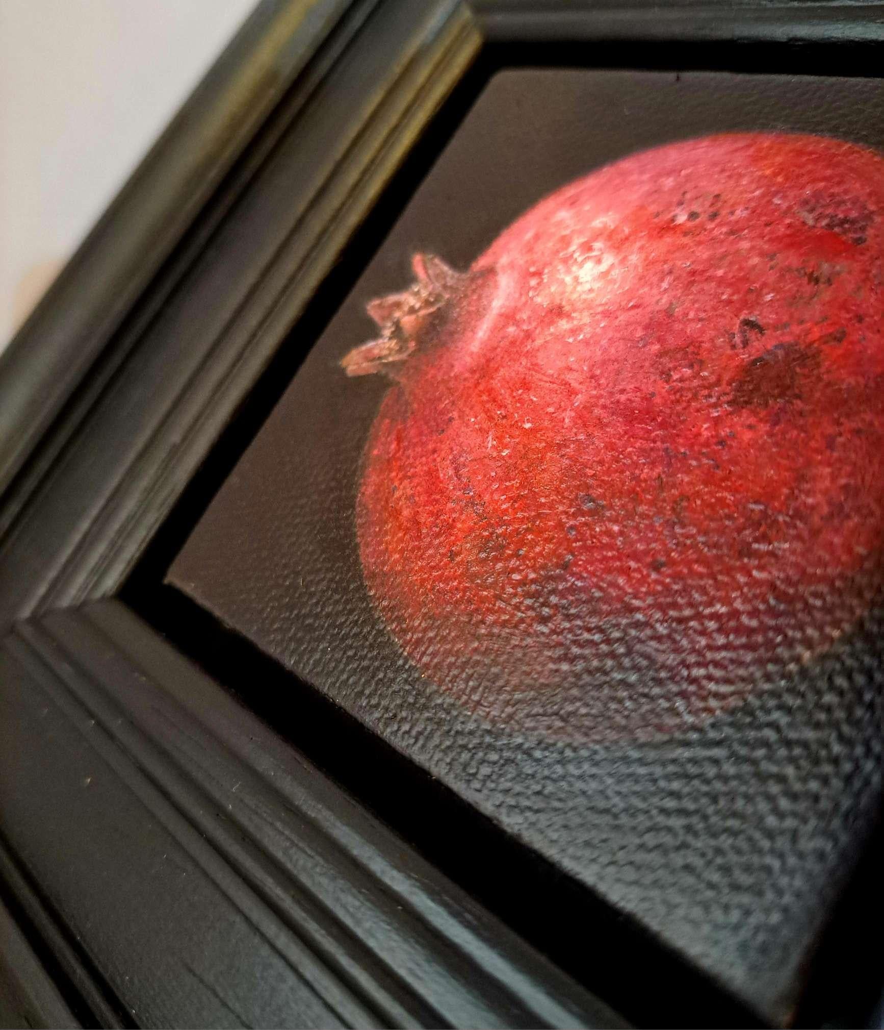 Pocket Barok Granada Roja, Pintura Original, Arte Frutal, Realista - Landscape Painting Negro de Dani Humberstone