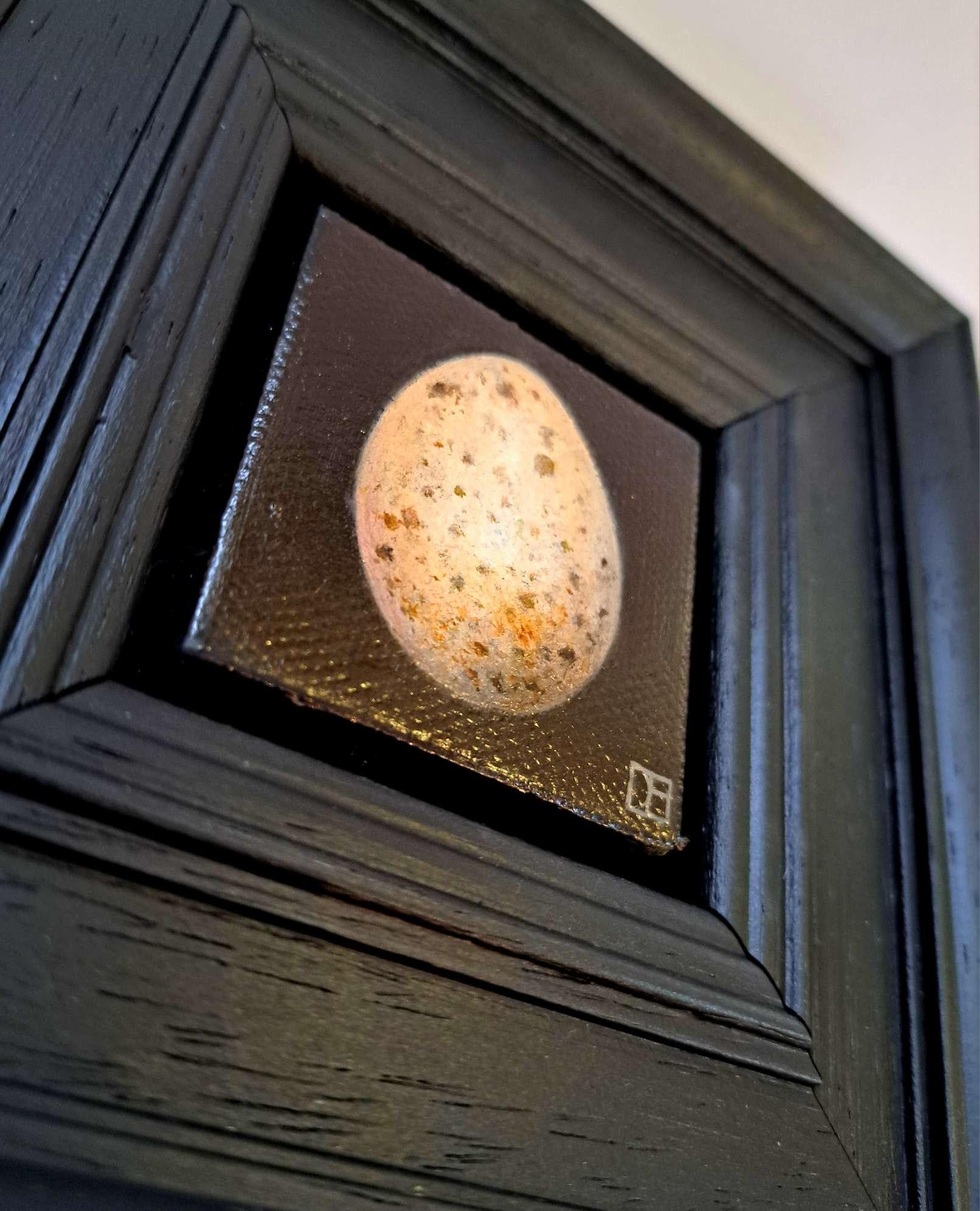 Pocket Blue Tit's Egg è un dipinto a olio originale di Dani Humberstone che fa parte della sua serie Pocket Painting, caratterizzata da dipinti a olio realistici in scala ridotta, con un accenno alla pittura barocca di nature morte. I dipinti sono